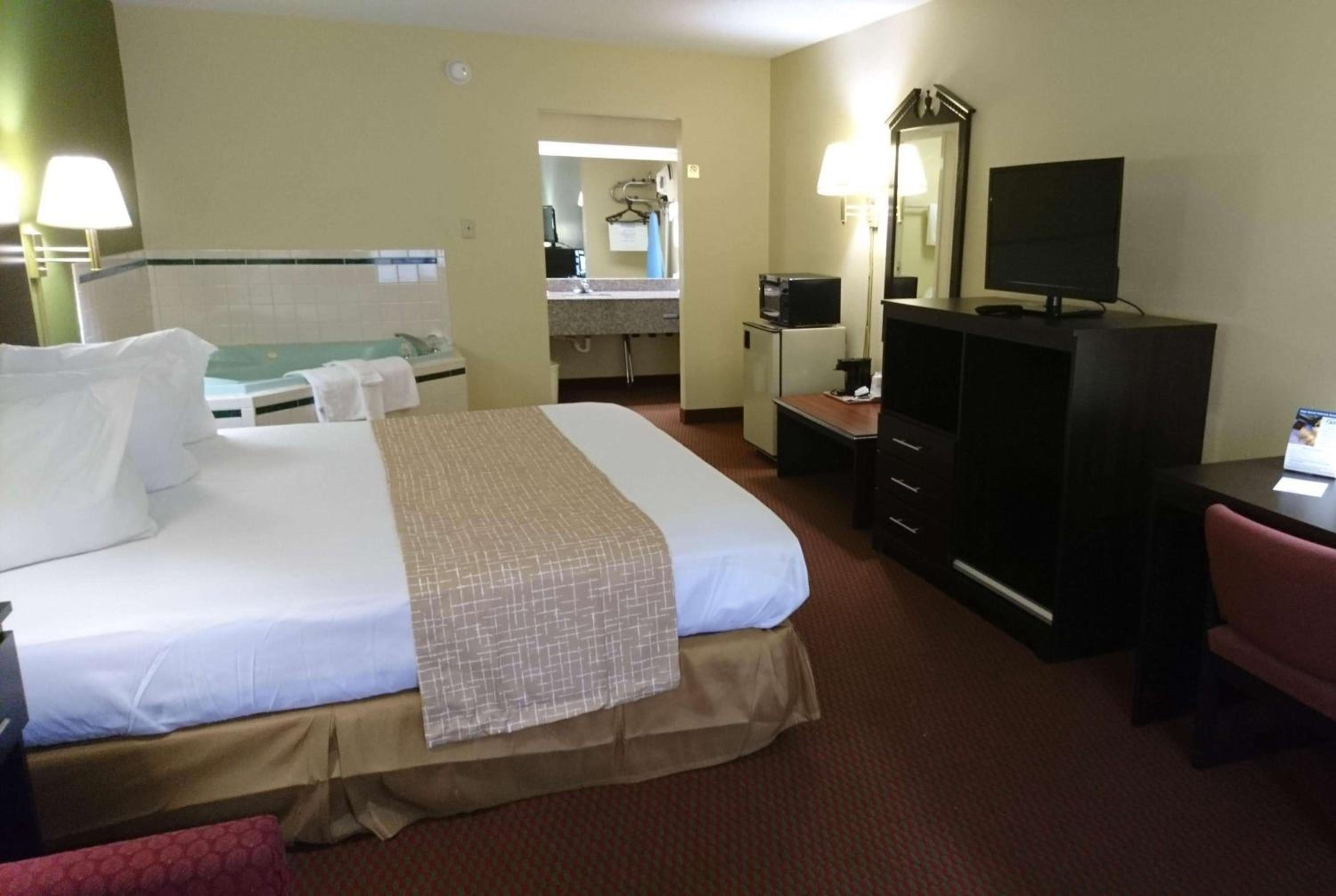 King Suite with Spa Tub - Non-Smoking photo 2