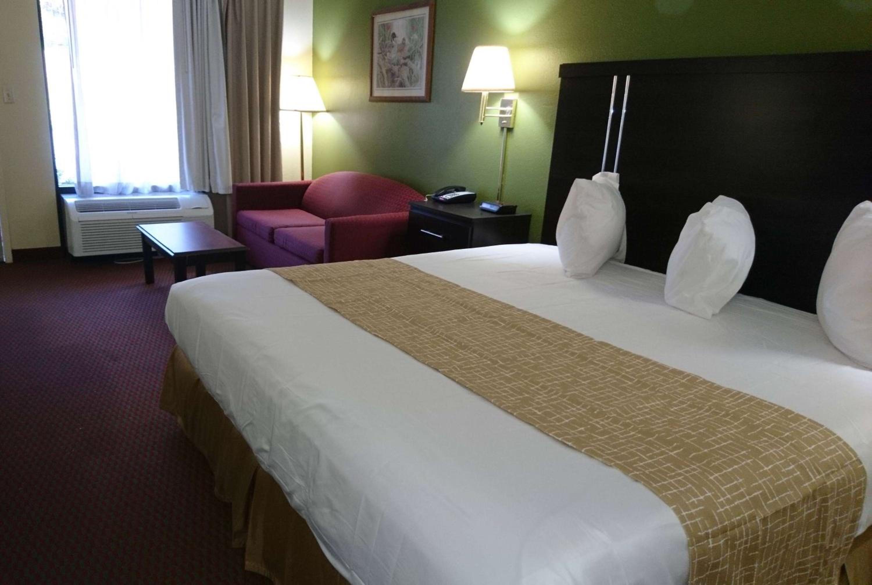 King Suite with Spa Tub - Non-Smoking photo 1