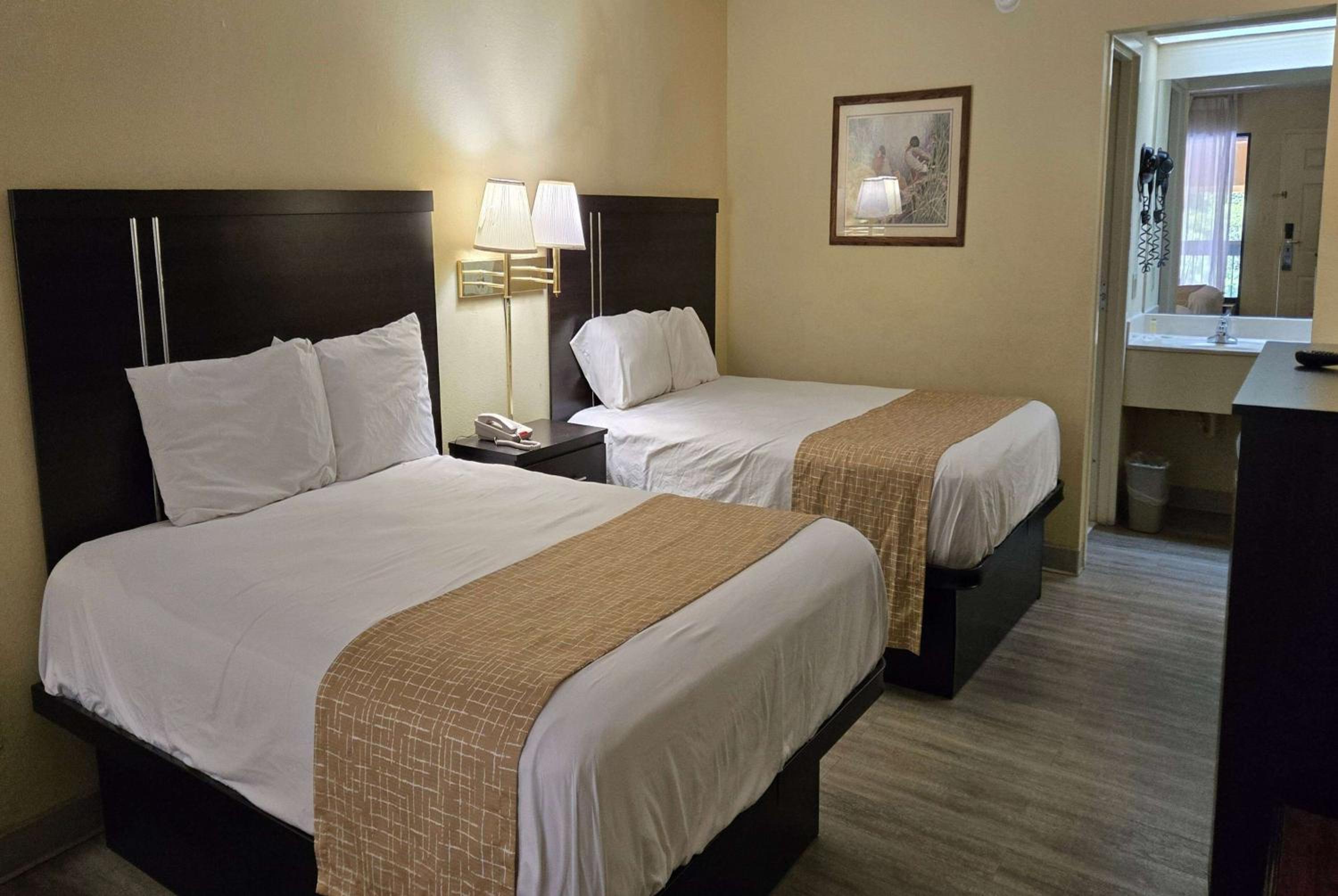 Queen Room with Two Queen Beds - Smoking - Photo 1