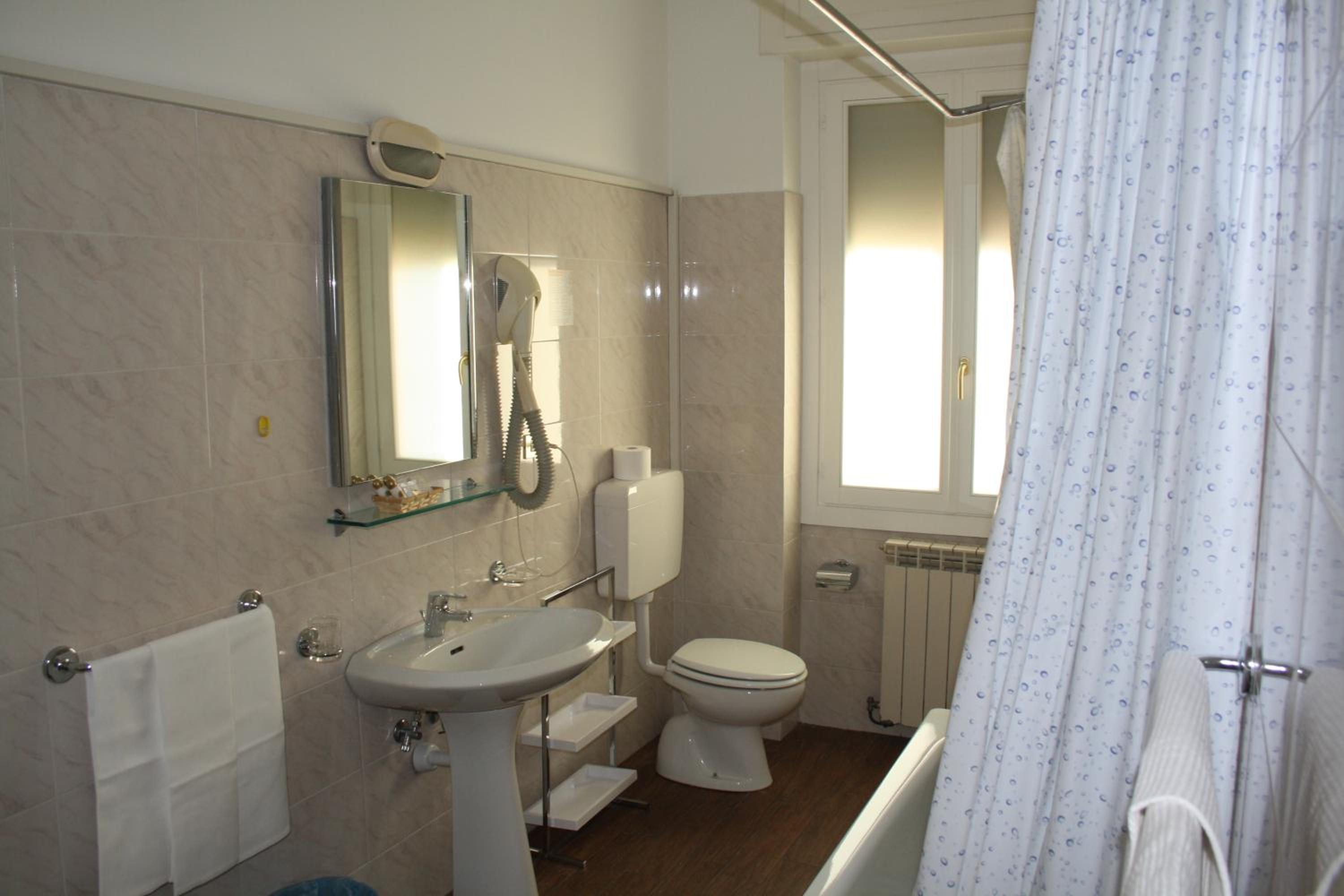 Quadruple Room - Photo 2