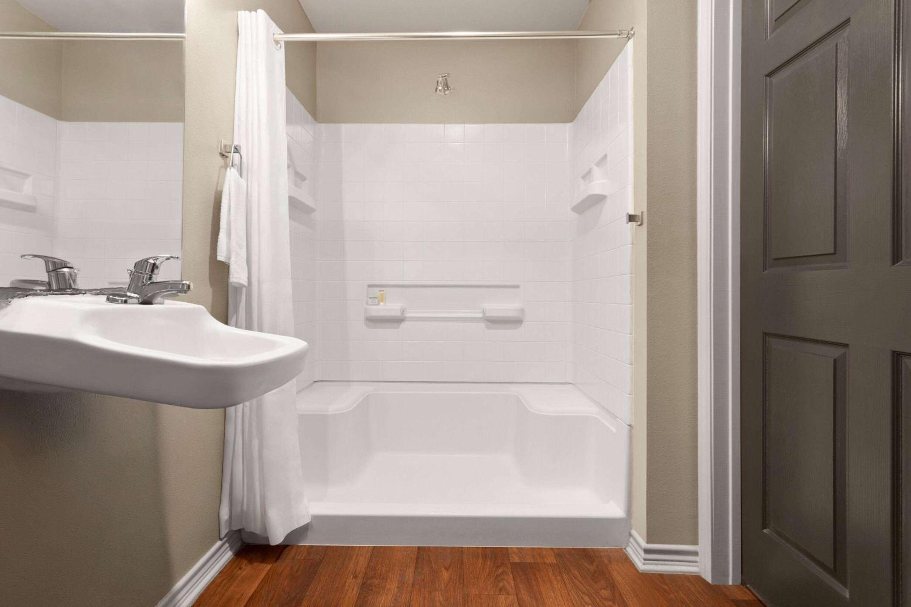One-Bedroom Queen Suite with Mobility Access and Roll-In Shower, Non-Smoking photo 1