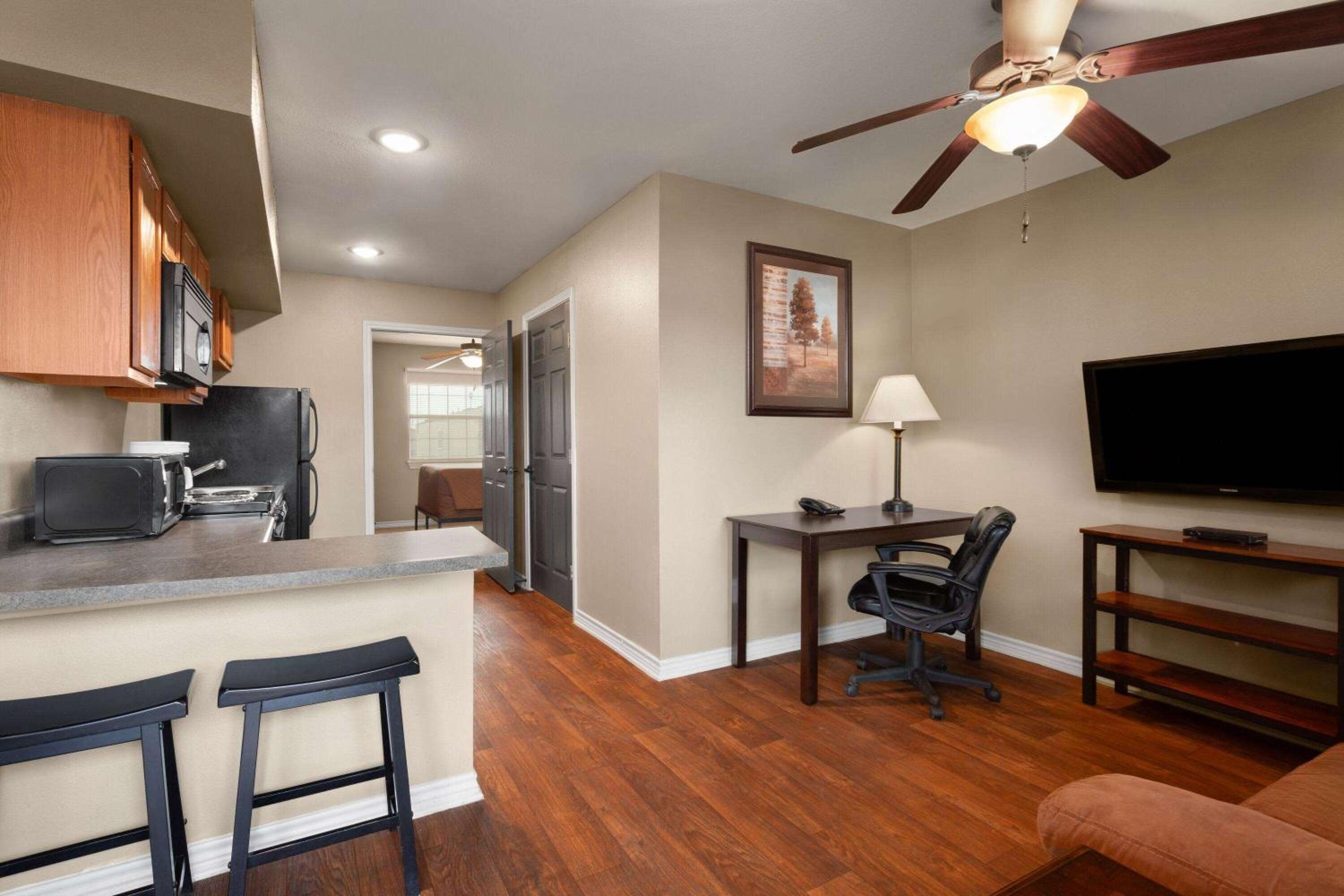 One-Bedroom Queen Suite with Mobility Access and Roll-In Shower, Non-Smoking photo 2