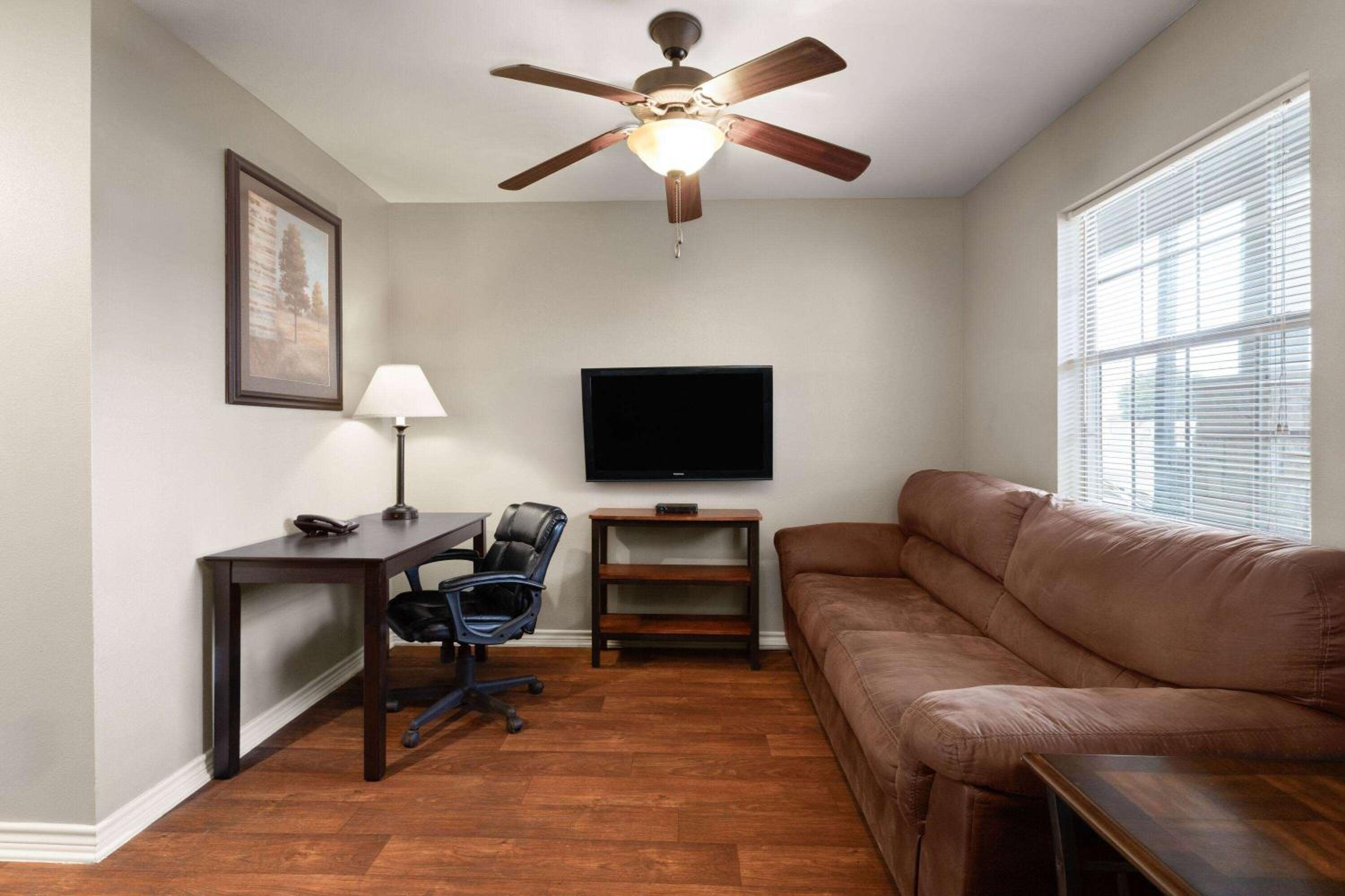 One-Bedroom Queen Suite with Mobility Access and Roll-In Shower, Non-Smoking photo 3