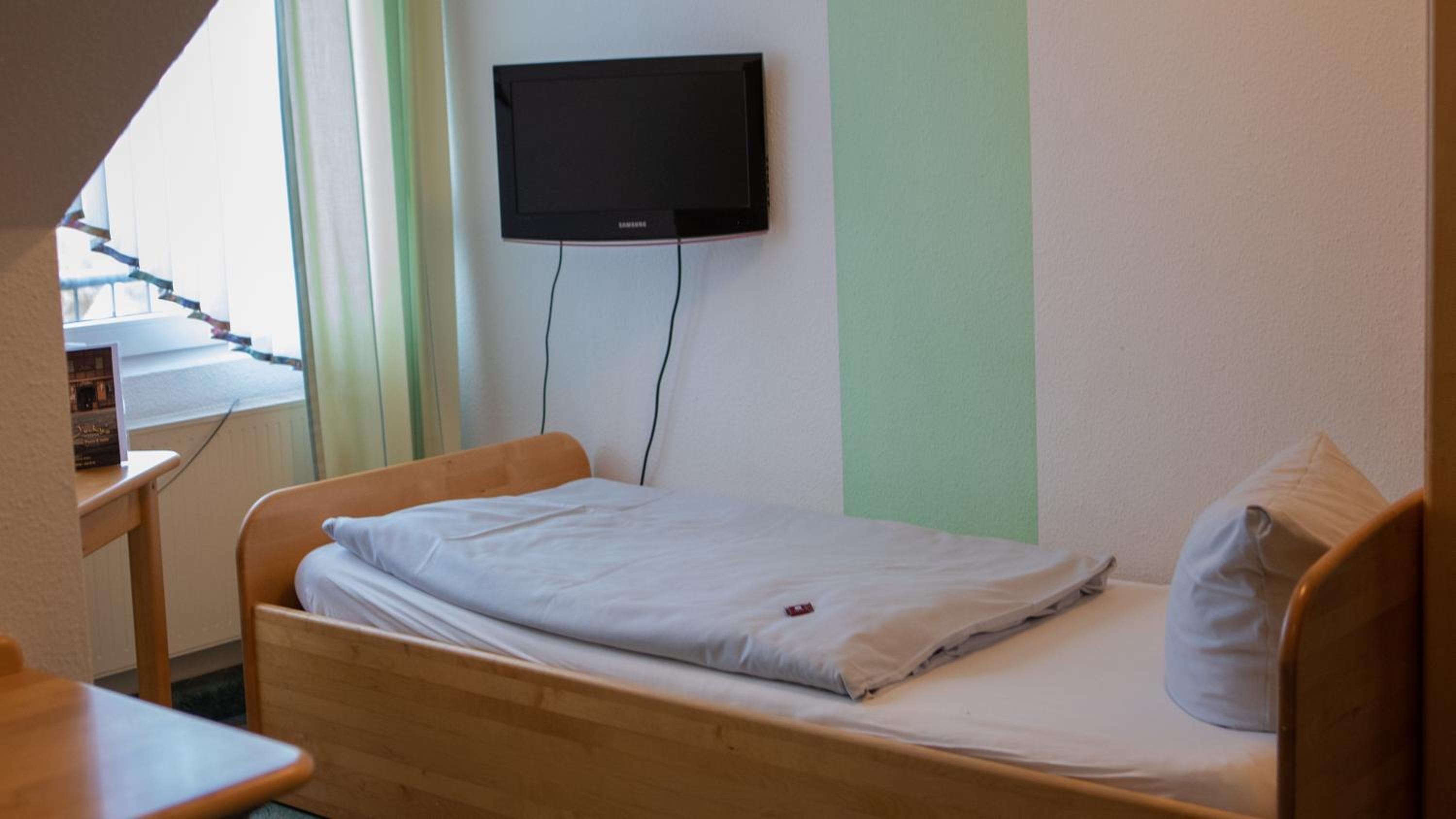 Standard Twin Room - Photo 3