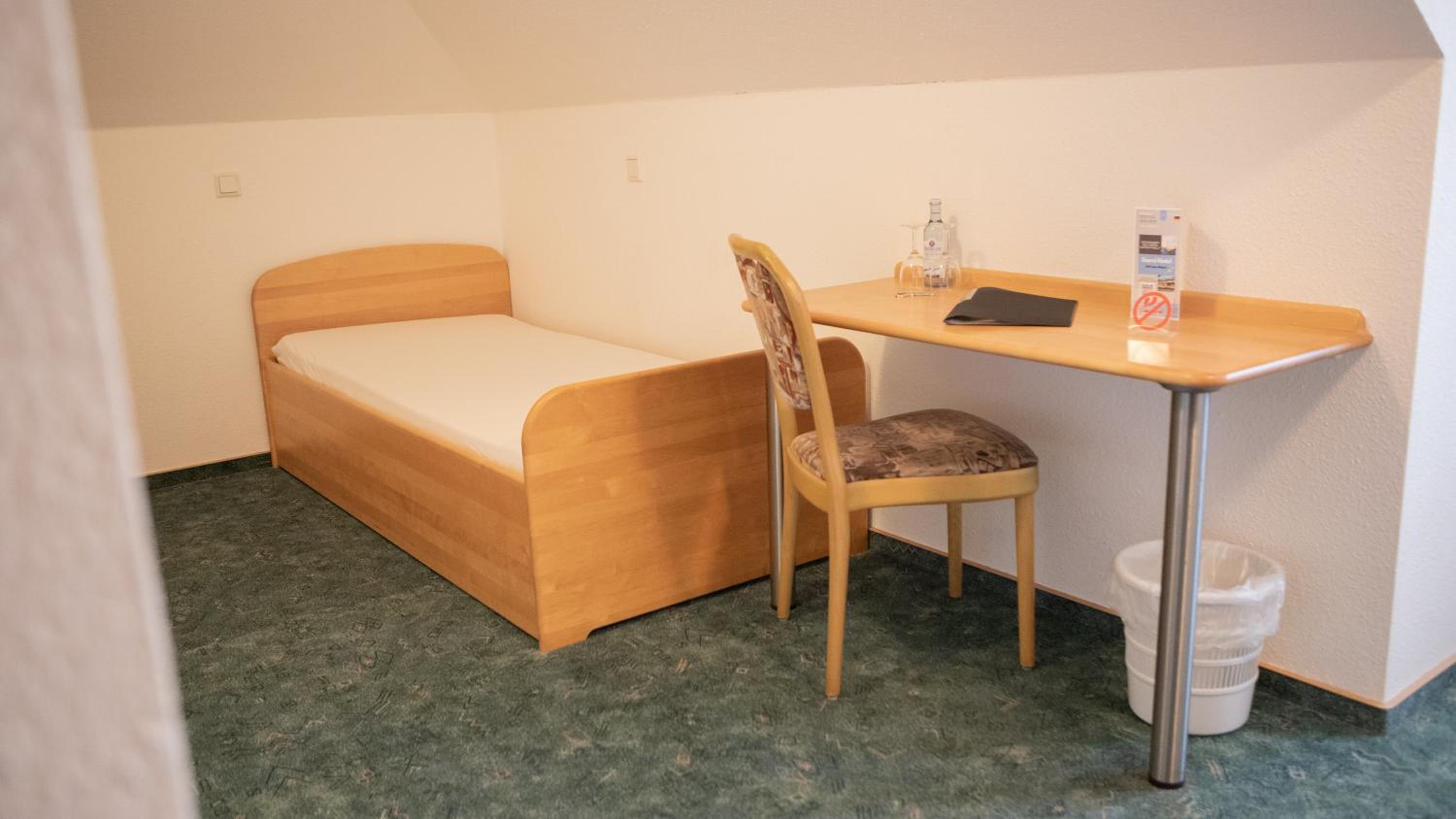 Standard Twin Room - Photo 4