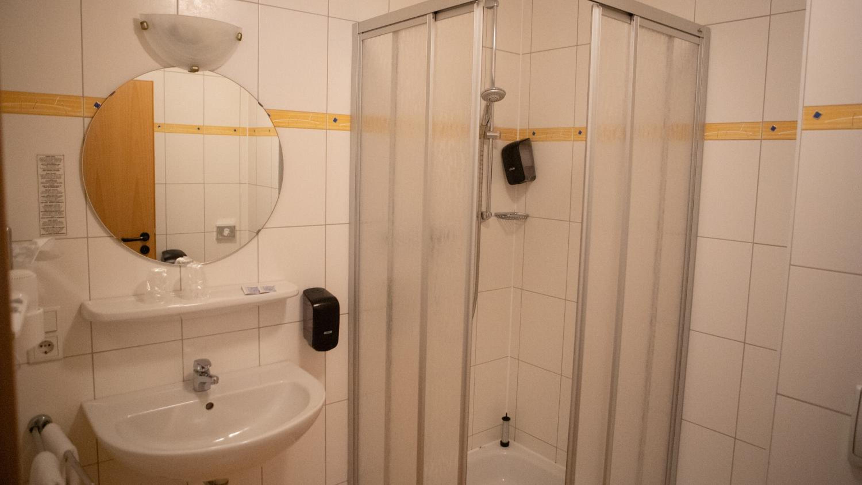 Standard Twin Room - Photo 2