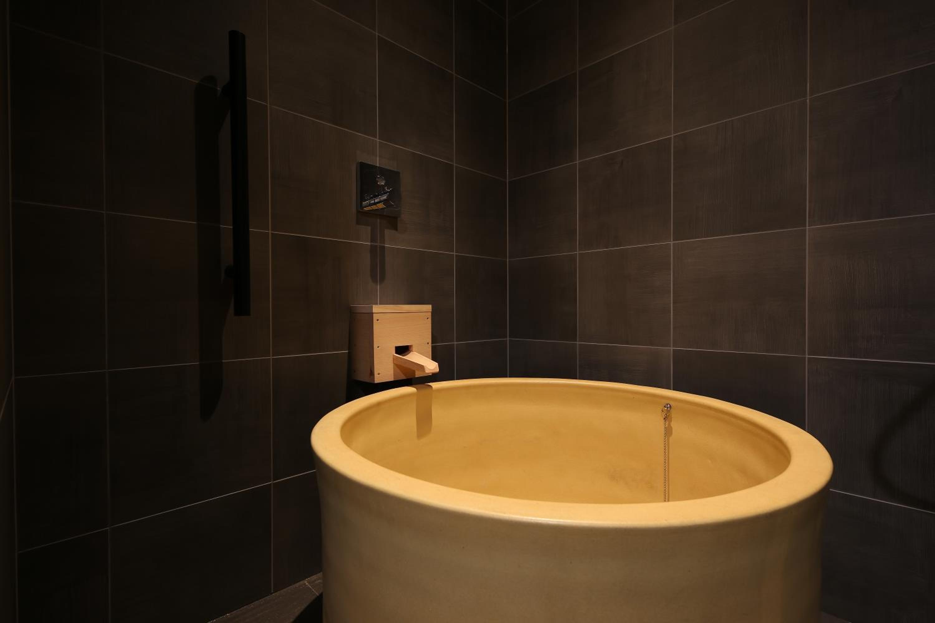 Deluxe room thumbnail 6