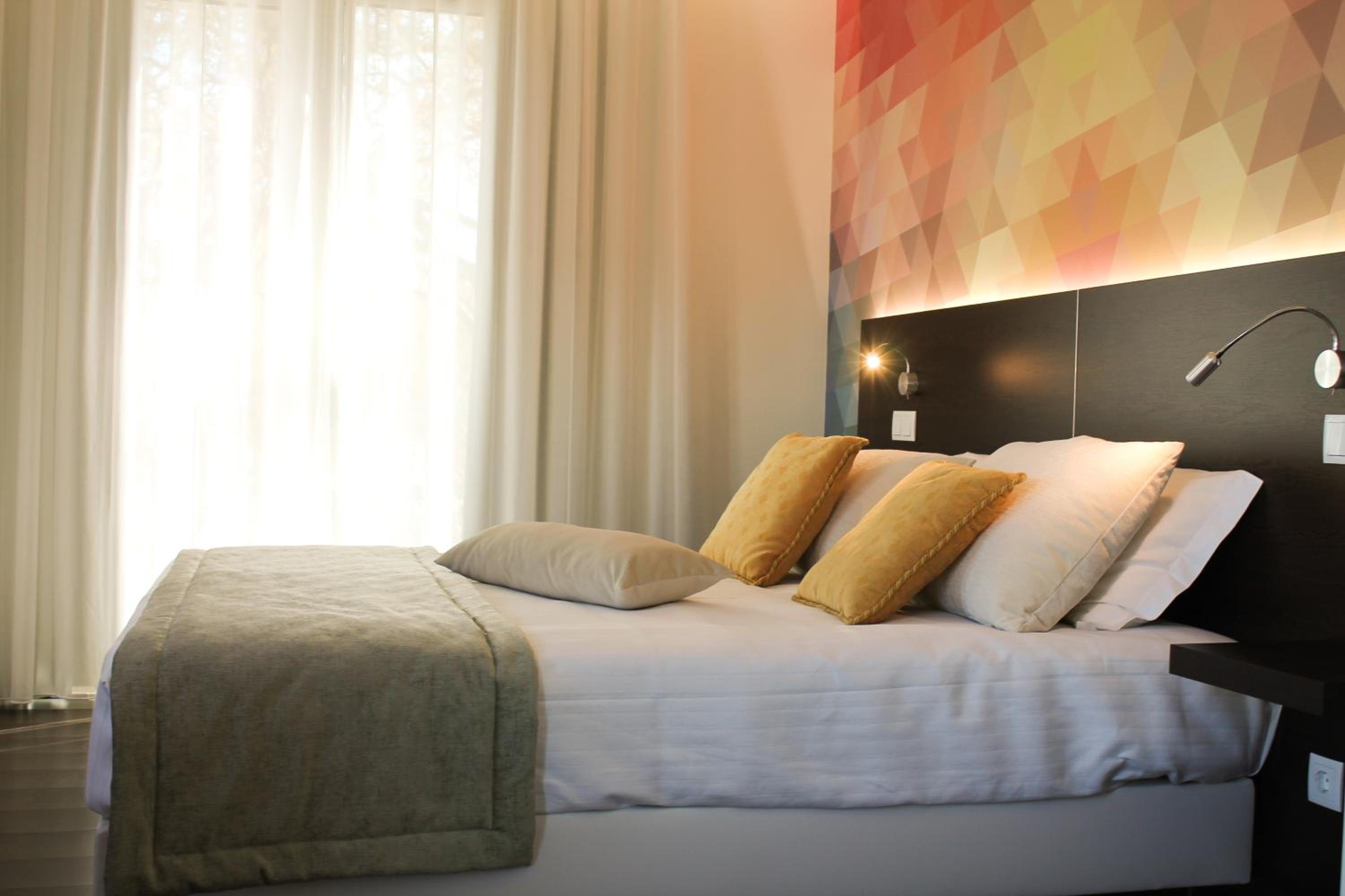 Deluxe Double Room with Balcony - Photo 3