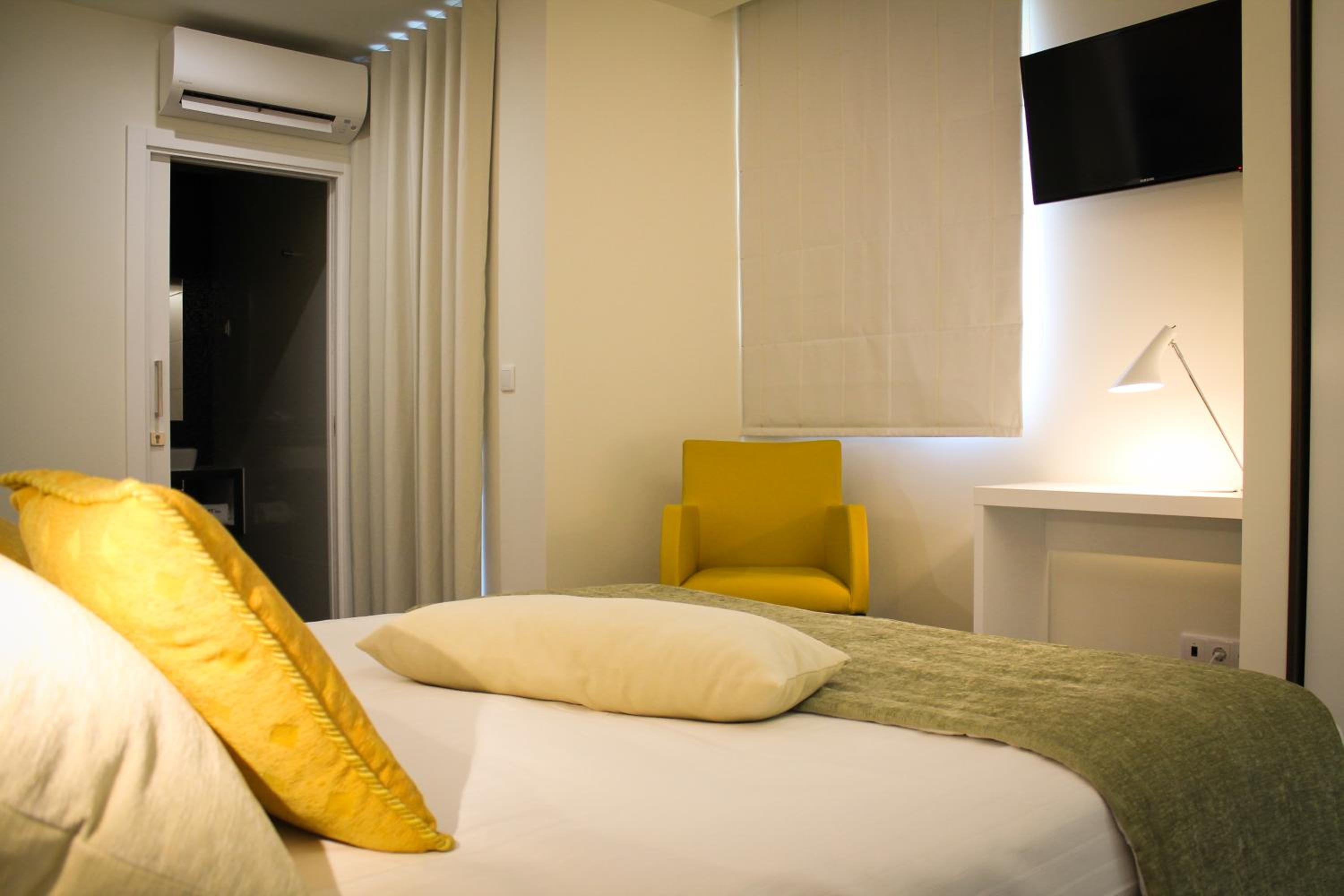 Deluxe Double Room with Balcony - Photo 5