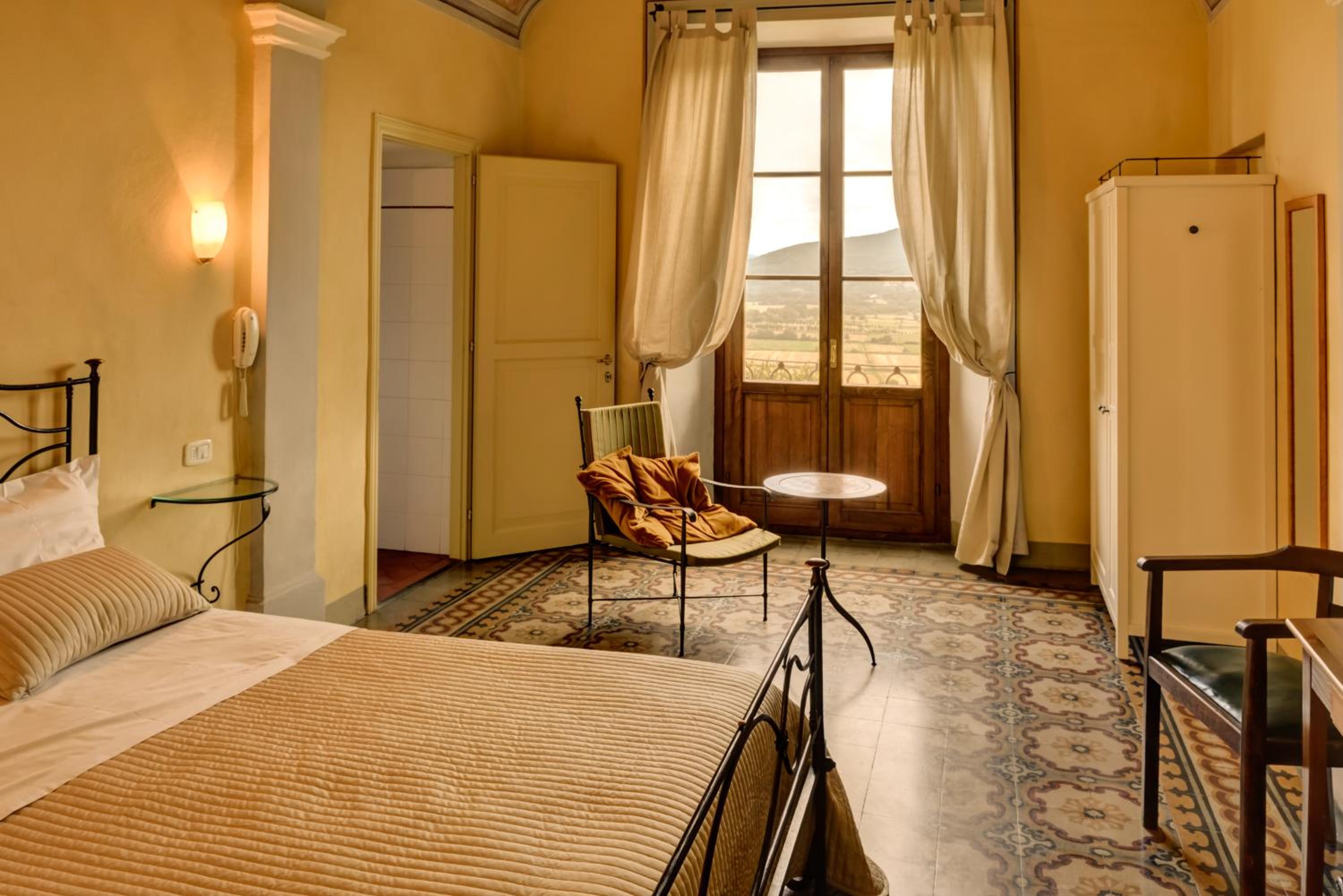 Queen Room - Disability Access photo 1