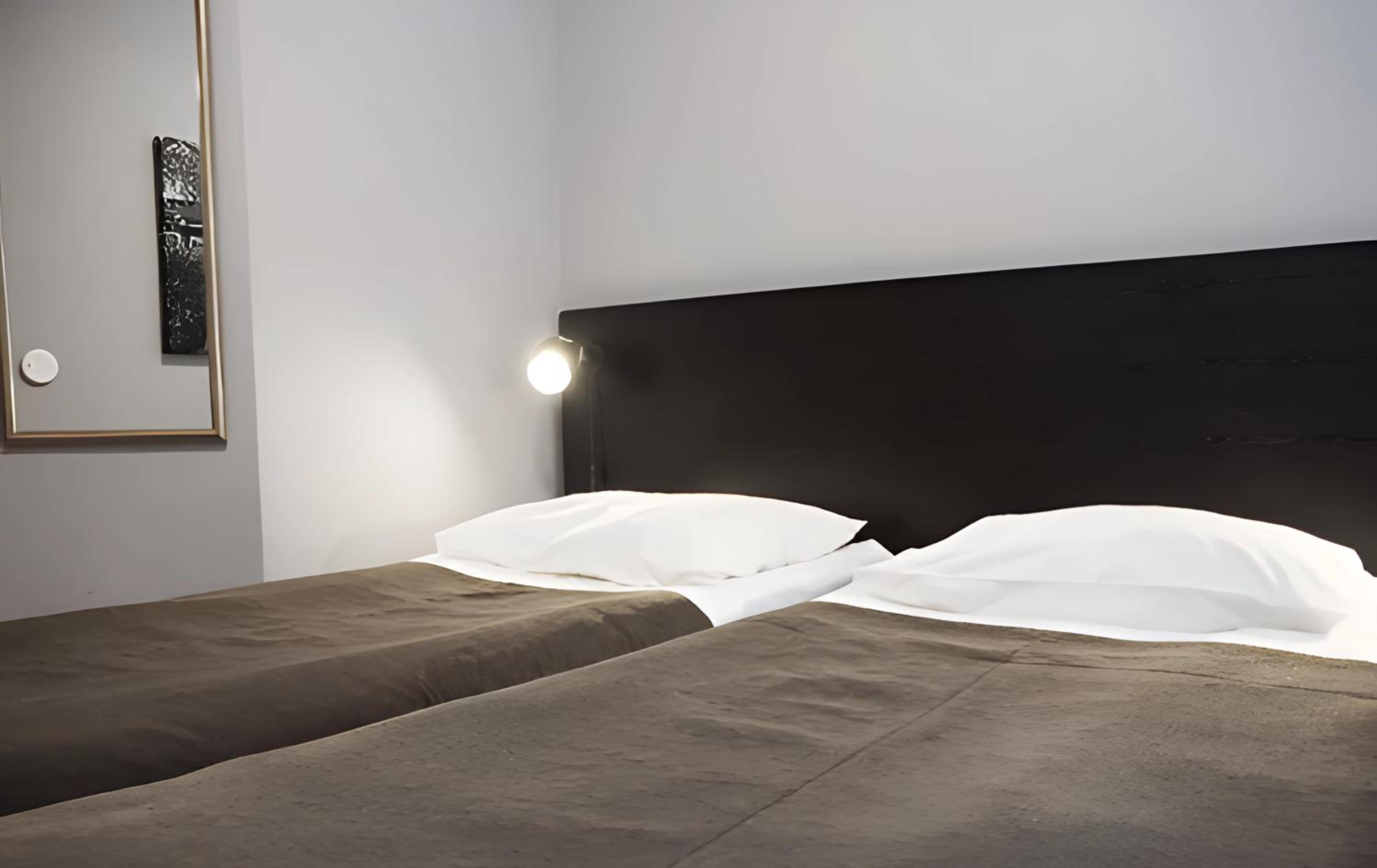 Standard Double Room - Photo 13