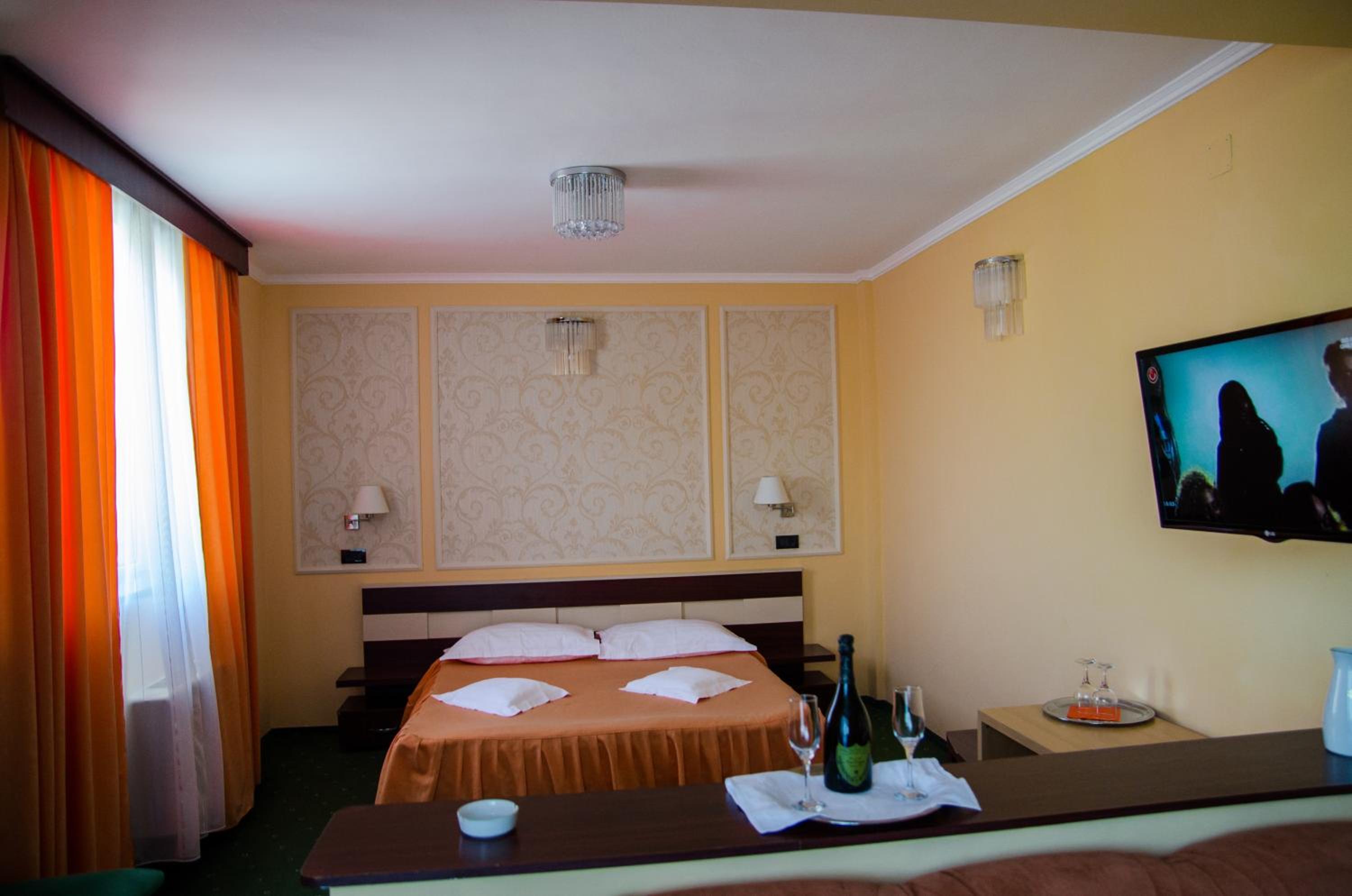 Suite - Photo 2