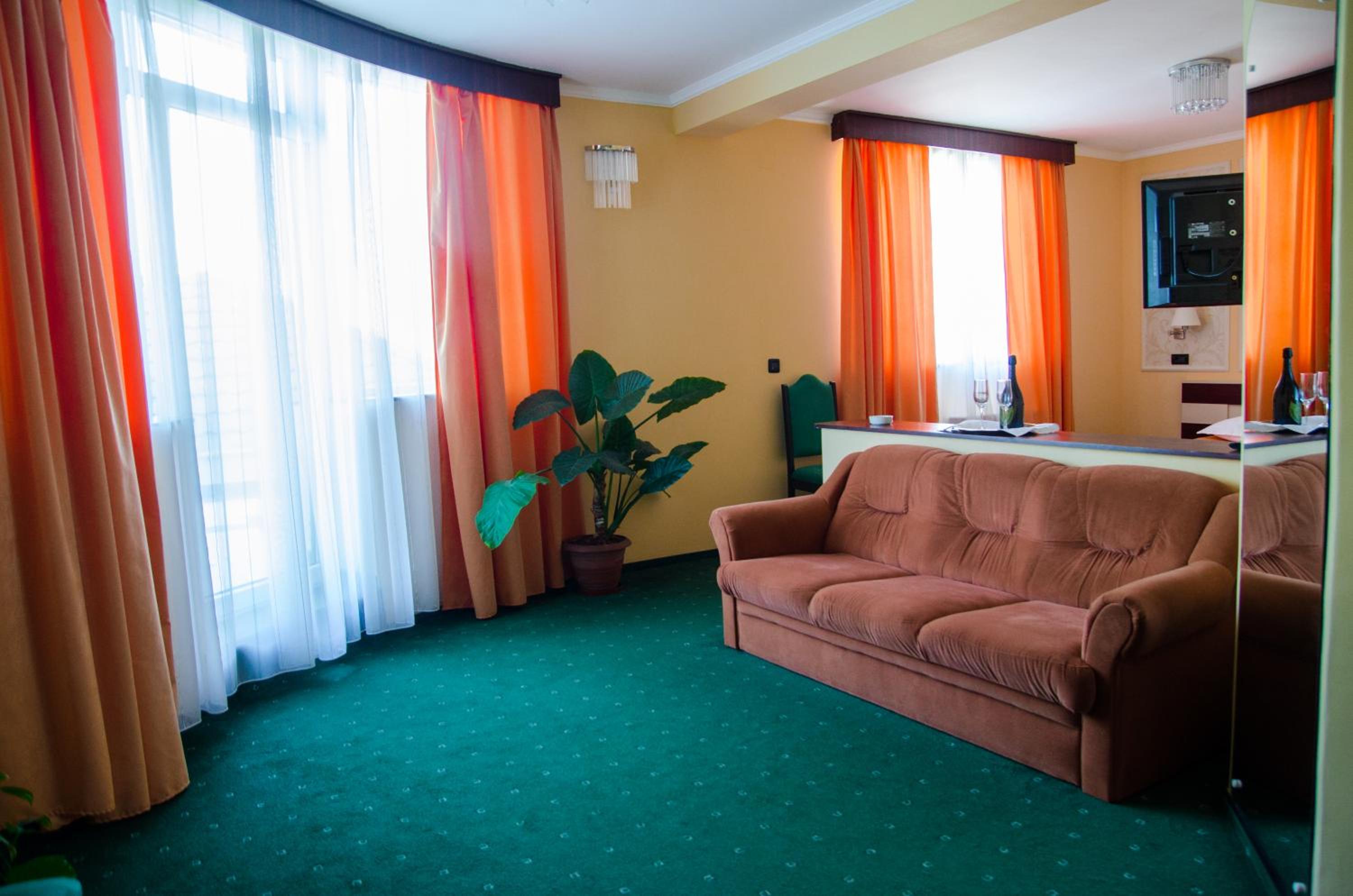 Suite - Photo 1
