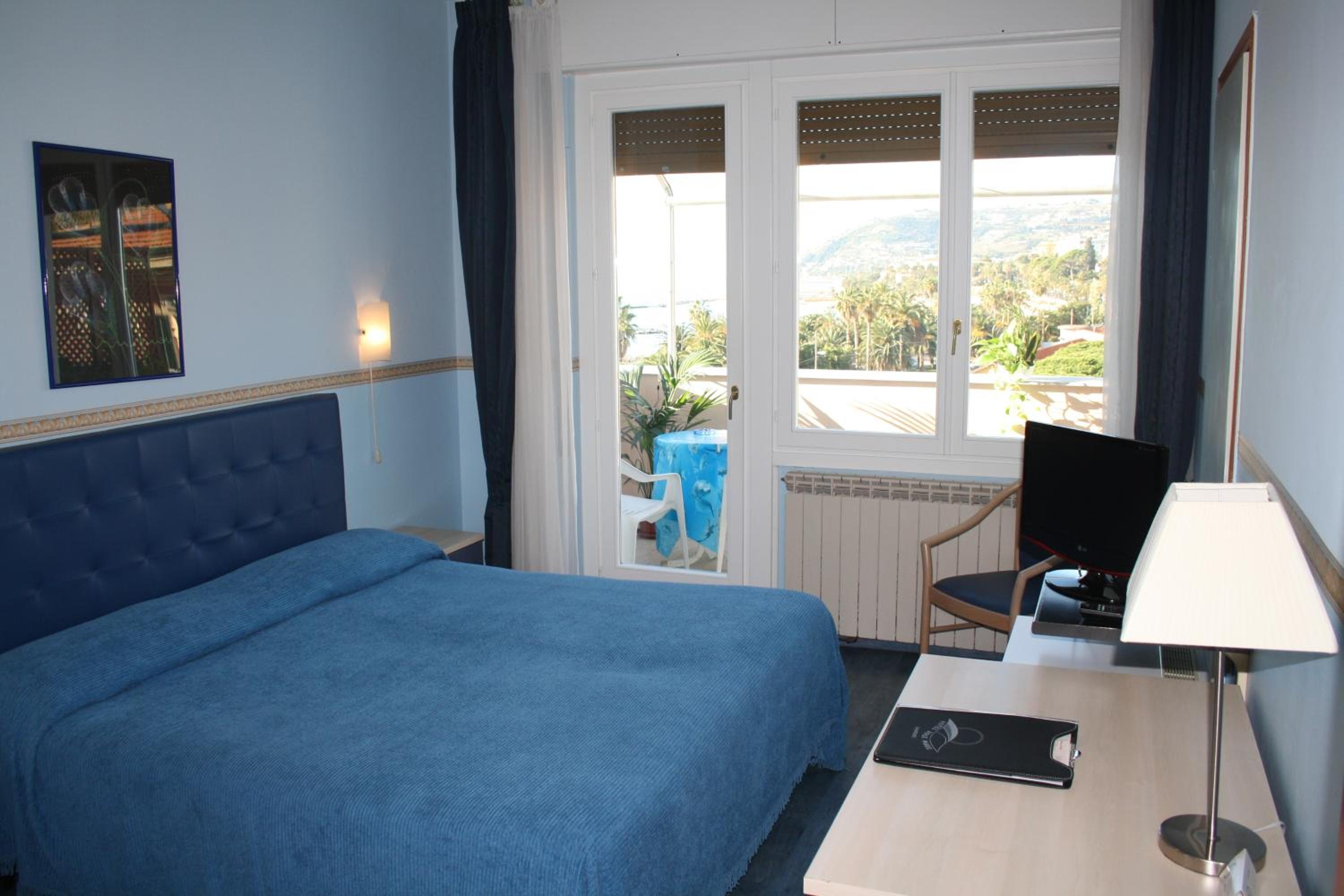 Double or Twin Room with Balcony and Sea View - Photo 3