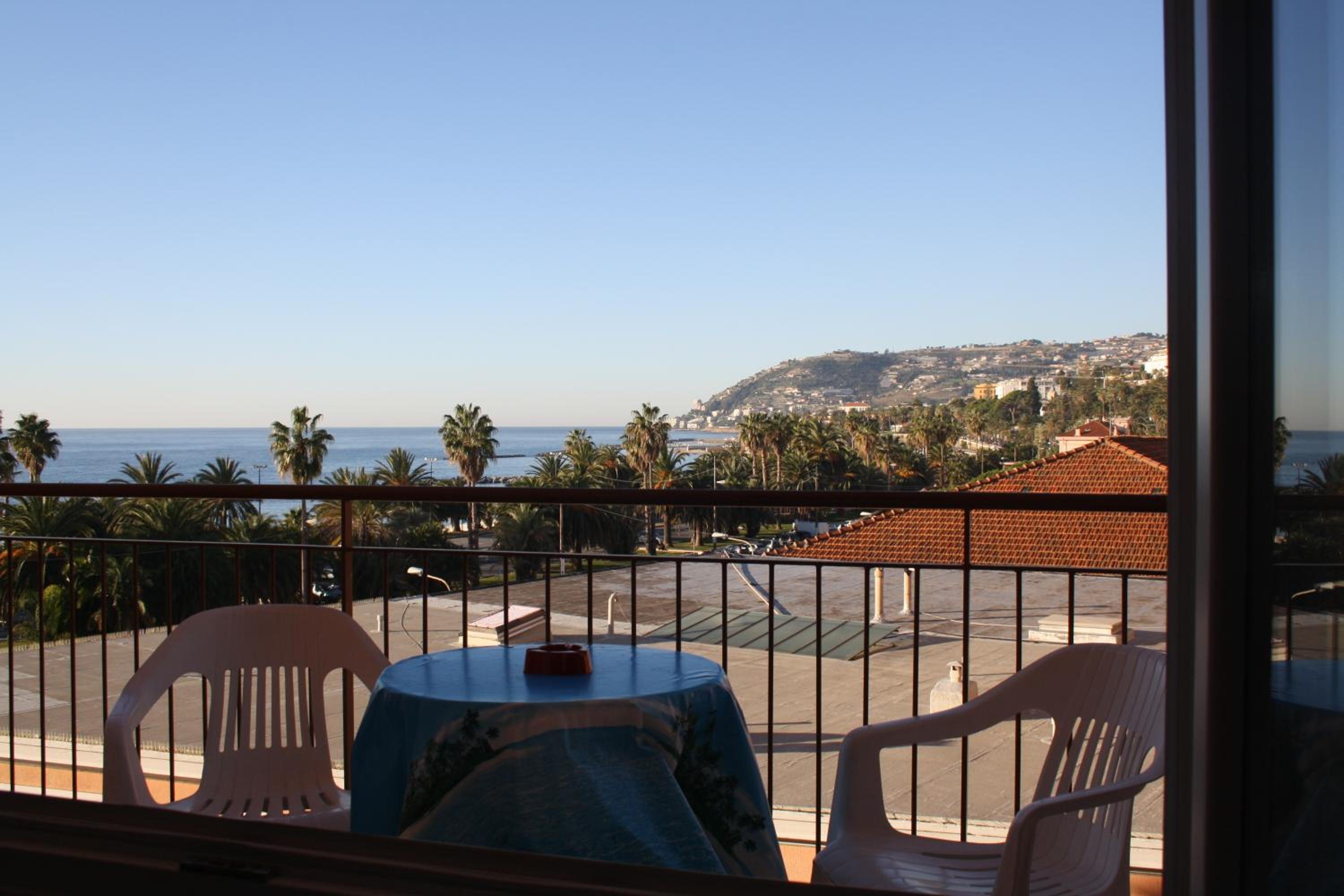 Double or Twin Room with Balcony and Sea View - Photo 2
