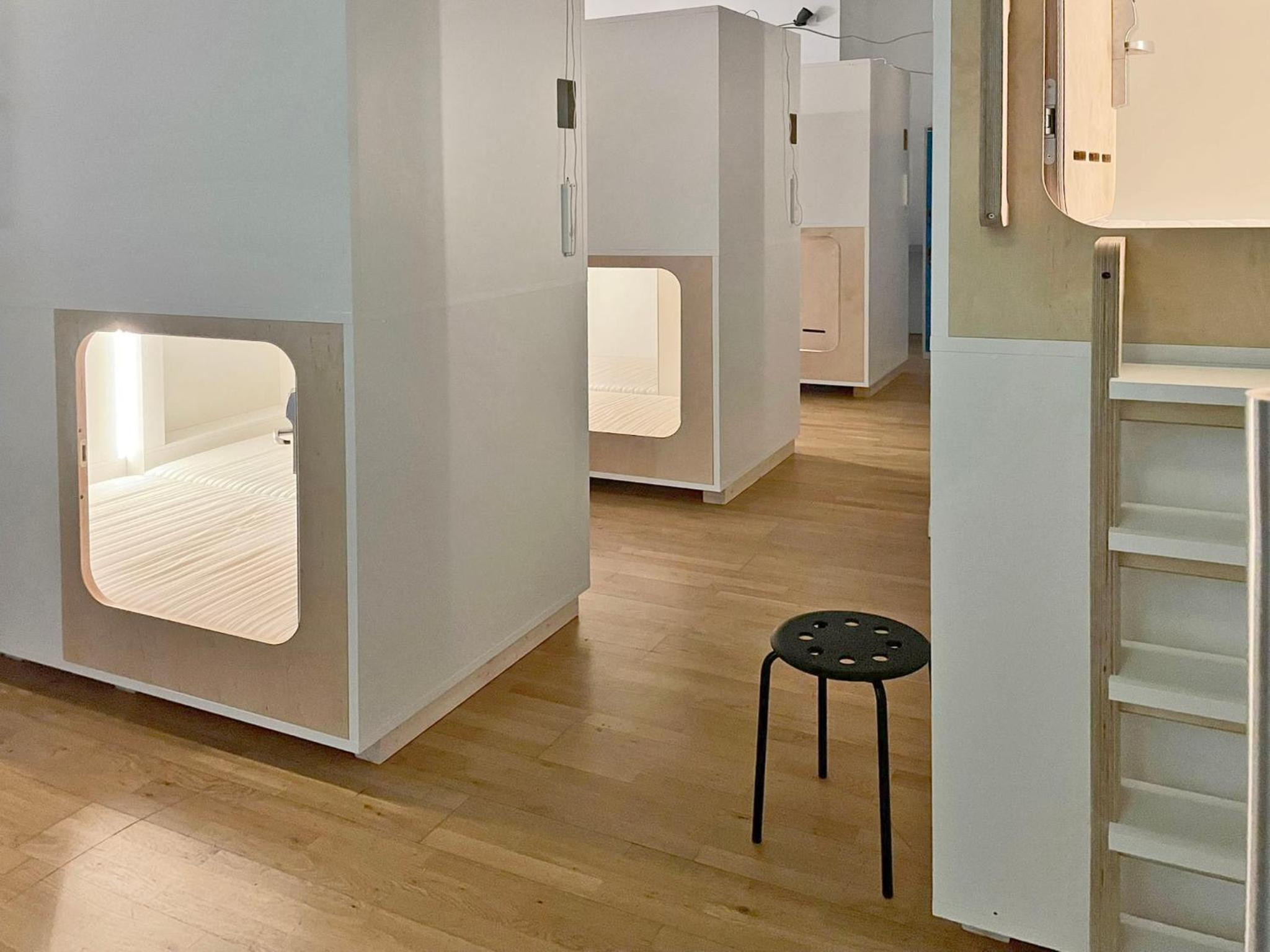 Kingsize Capsule with Shared Bathroom photo 1