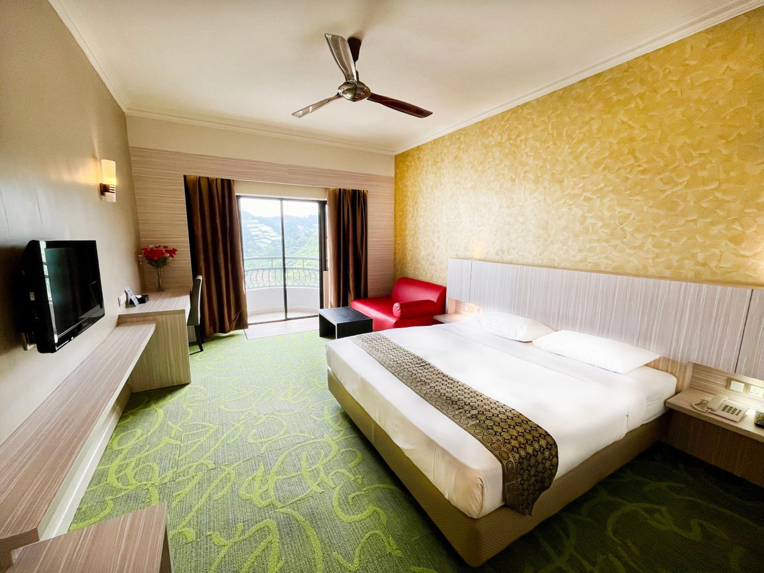 Premium Deluxe Room with One King Bed - Photo 1