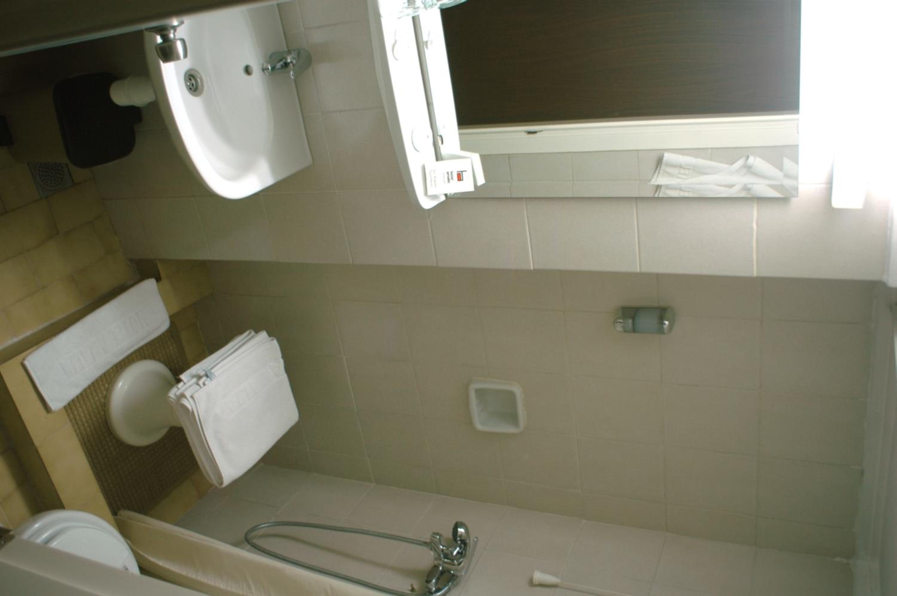 Twin Room - Photo 4