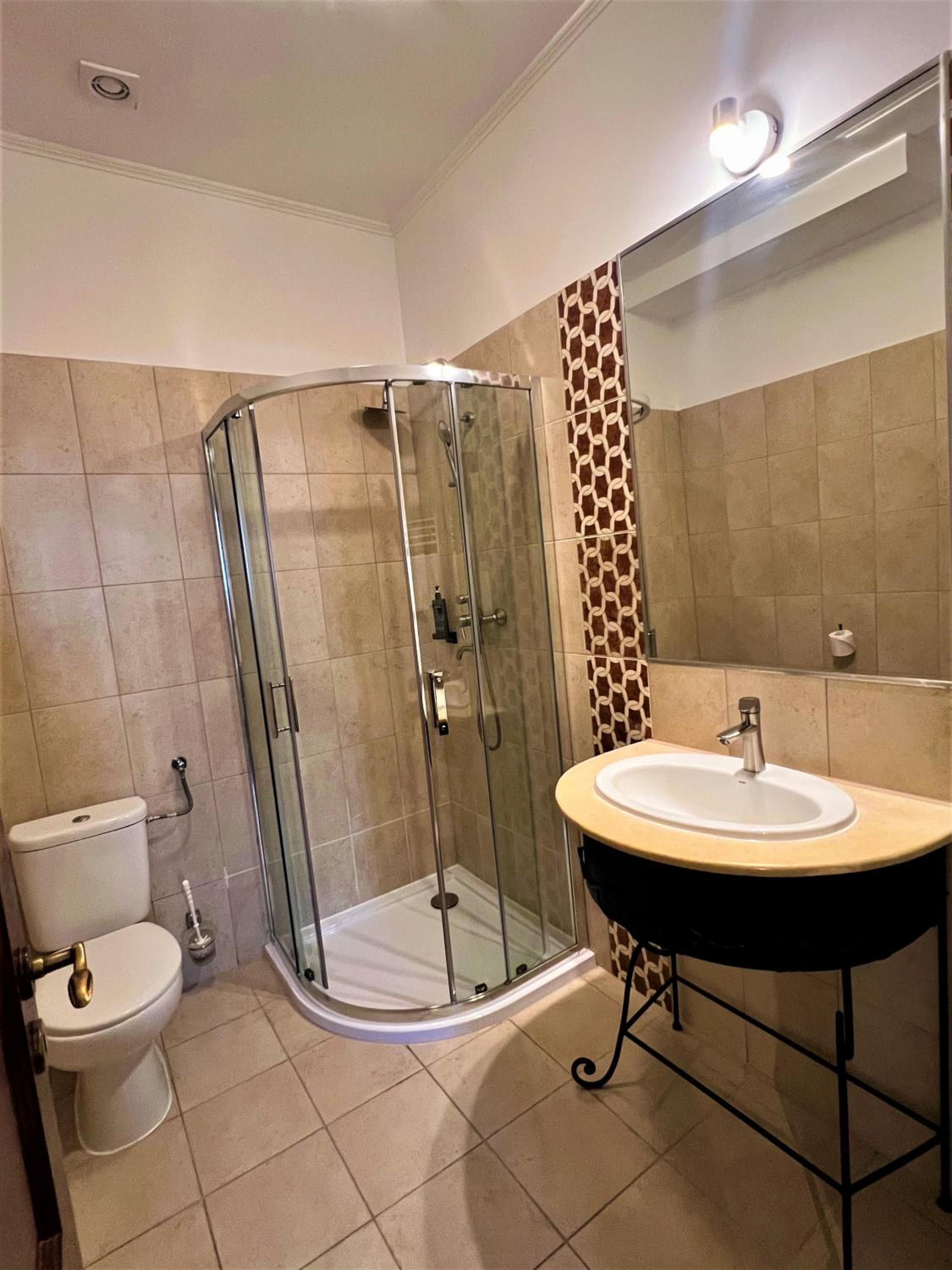 Suite - Photo 1