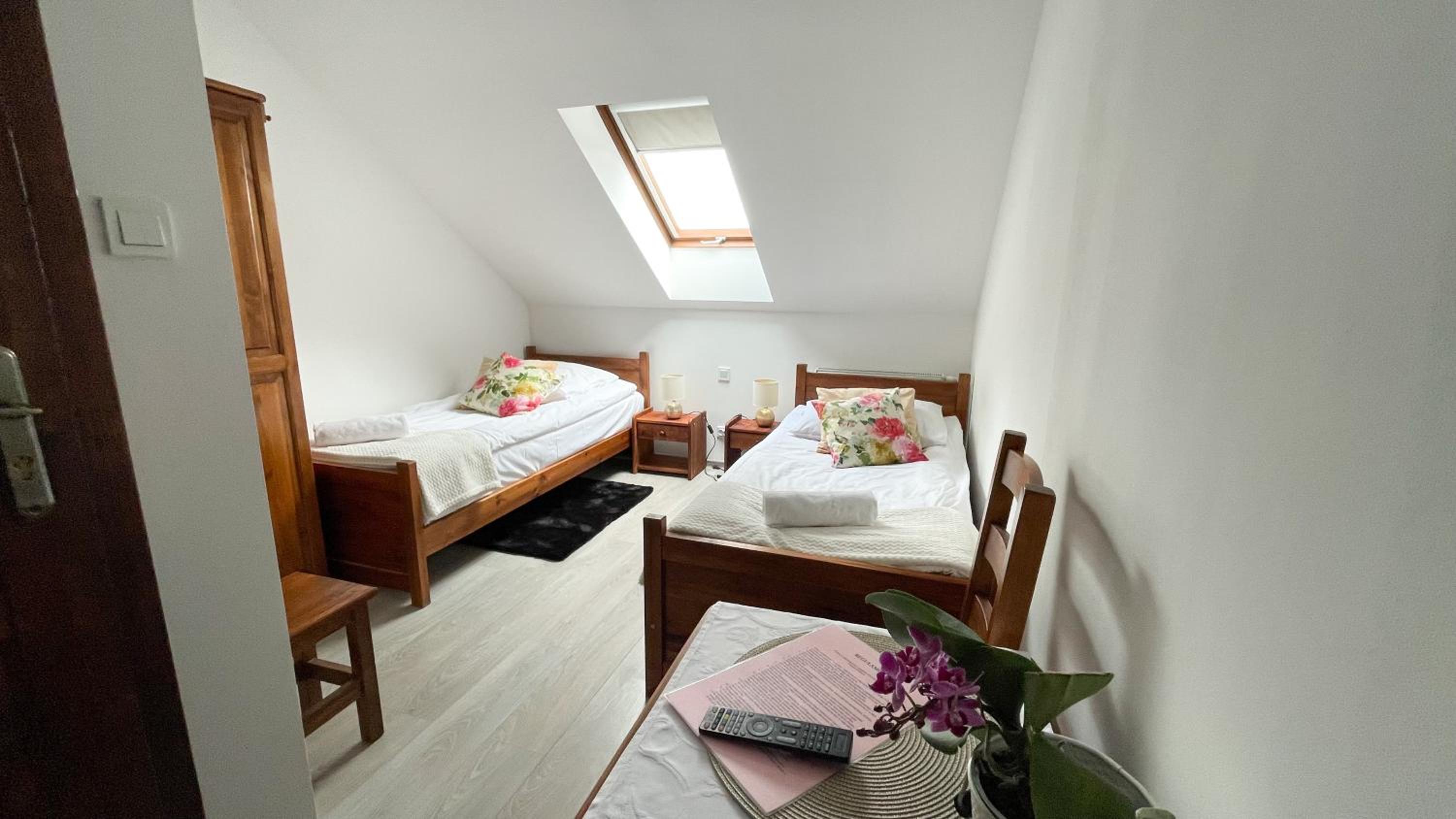 Standard Twin Room - Photo 2