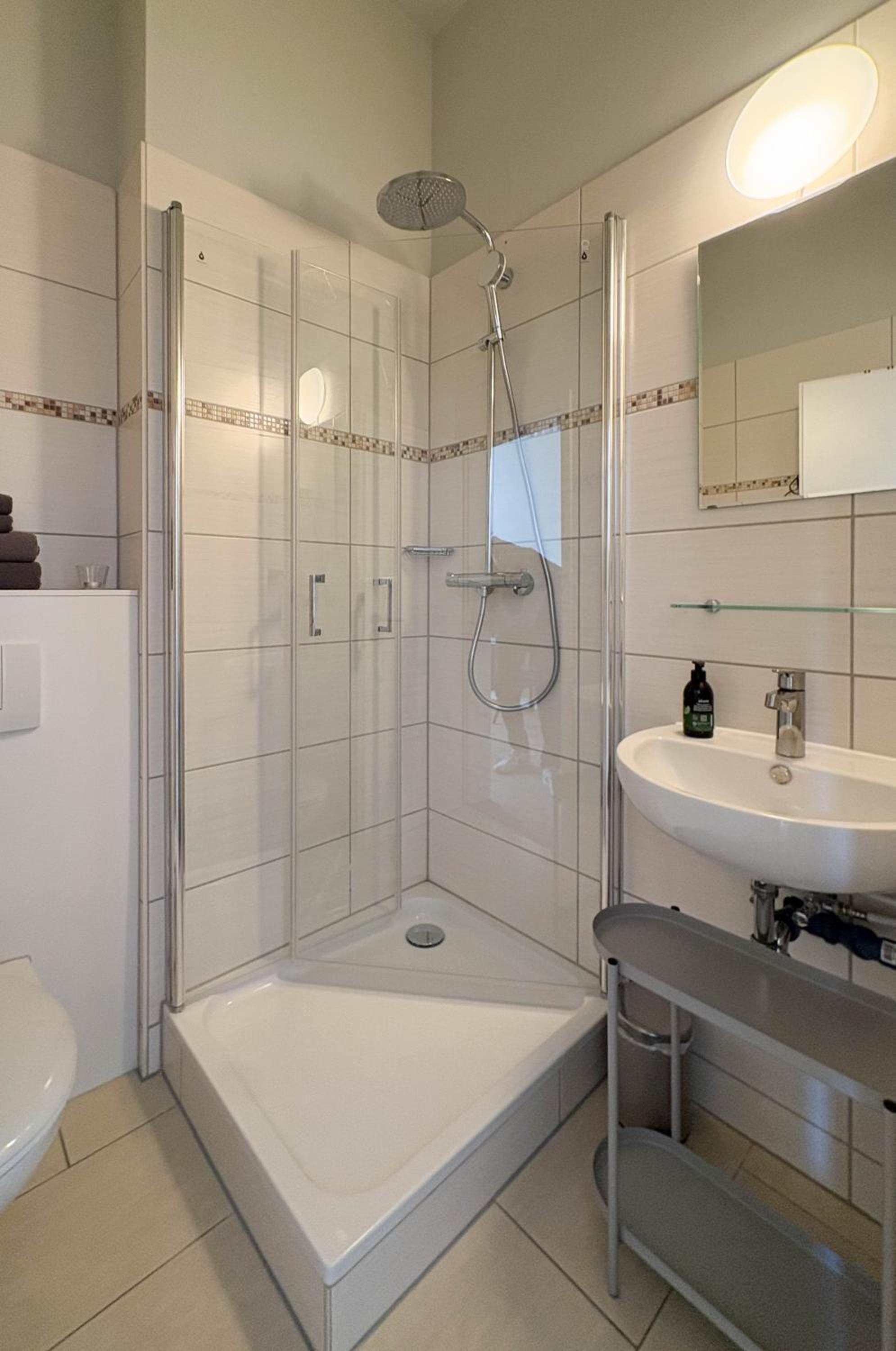 Double Room with Private Bathroom thumbnail 6