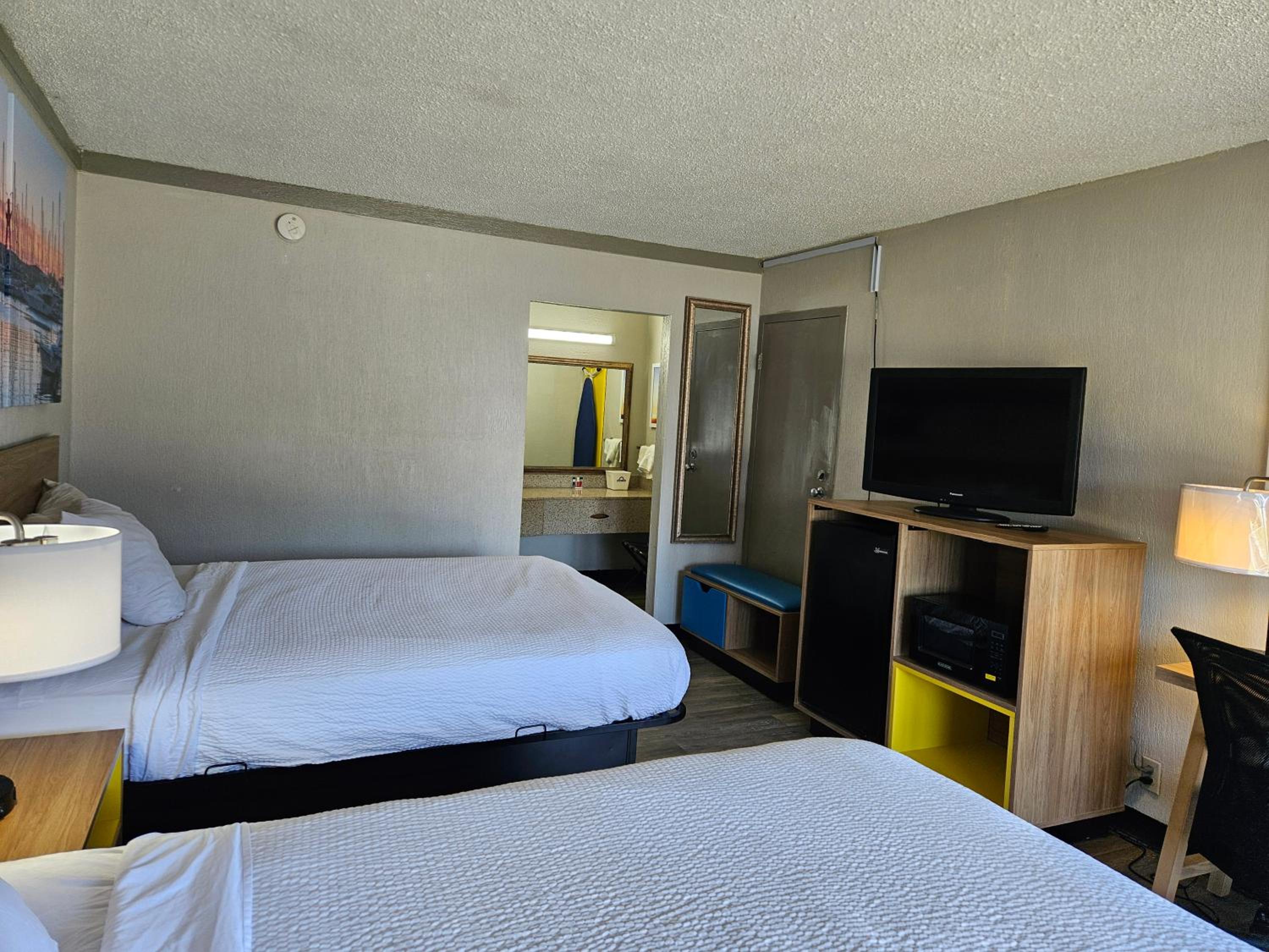 Queen Room with Two Queen Beds - Non-Smoking - Photo 5