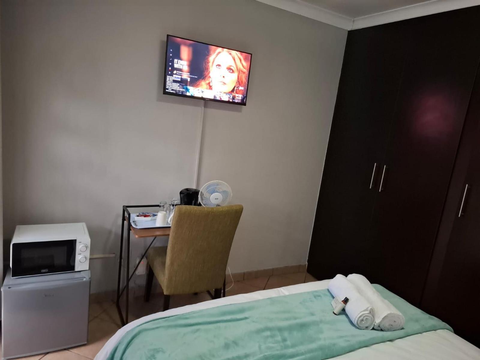 Queen Room with Pool View photo 1