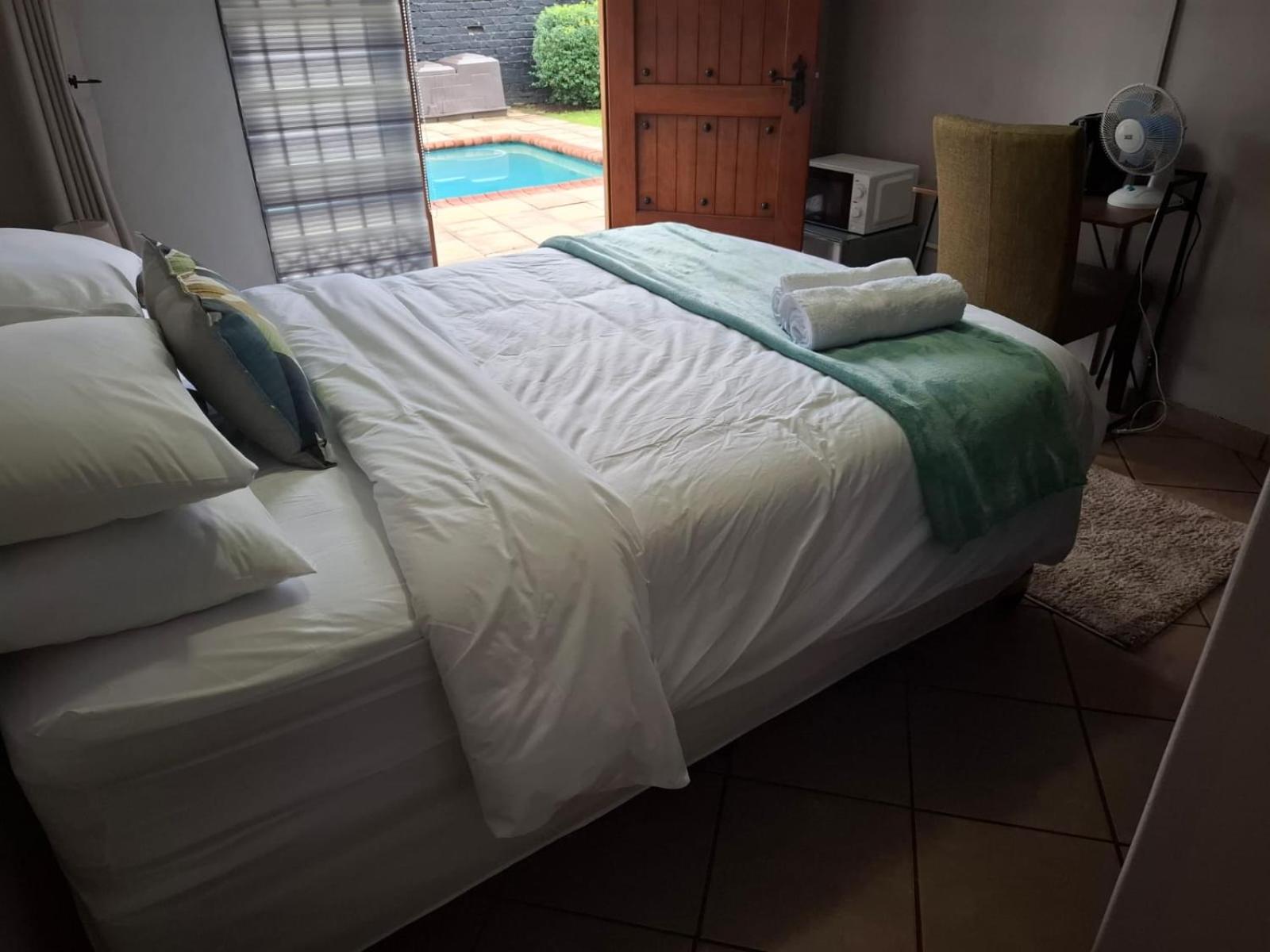 Queen Room with Pool View photo 2