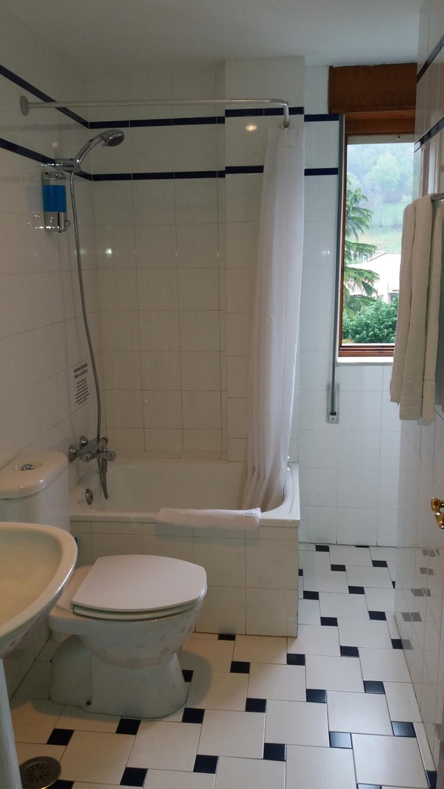 Double or Twin Room - Photo 17