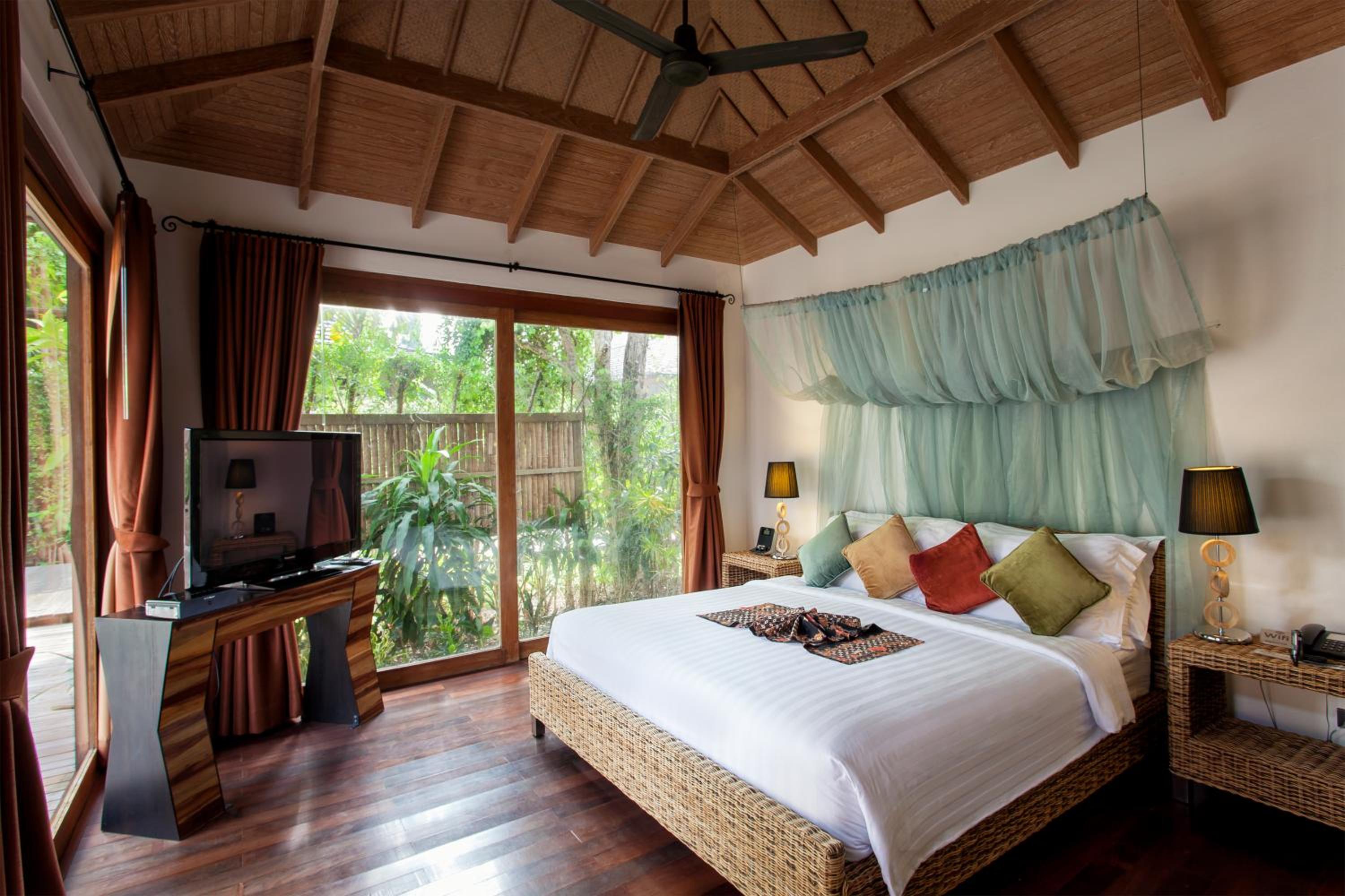 Junior Suite with Private Plunge Pool - Photo 13