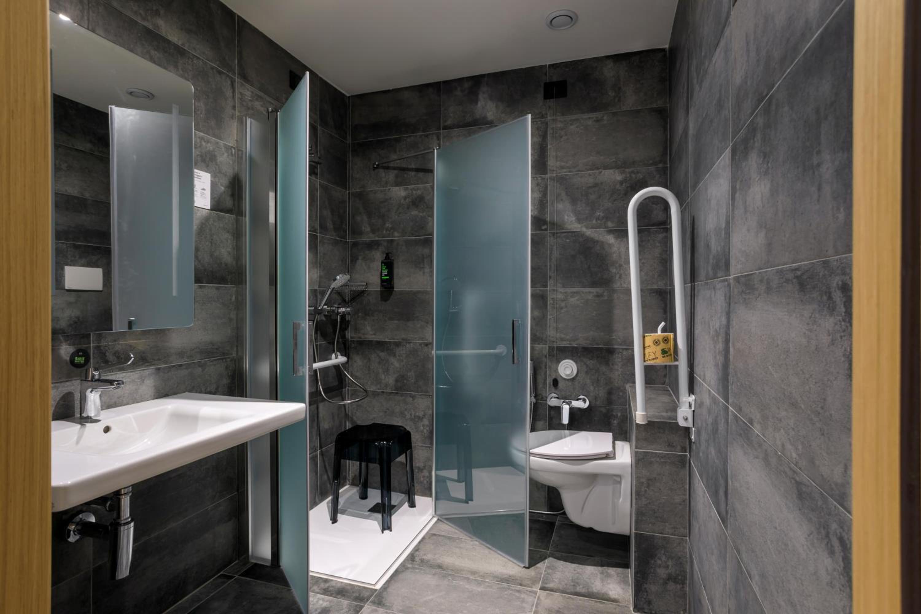 Double Room - Disability Access - Photo 5