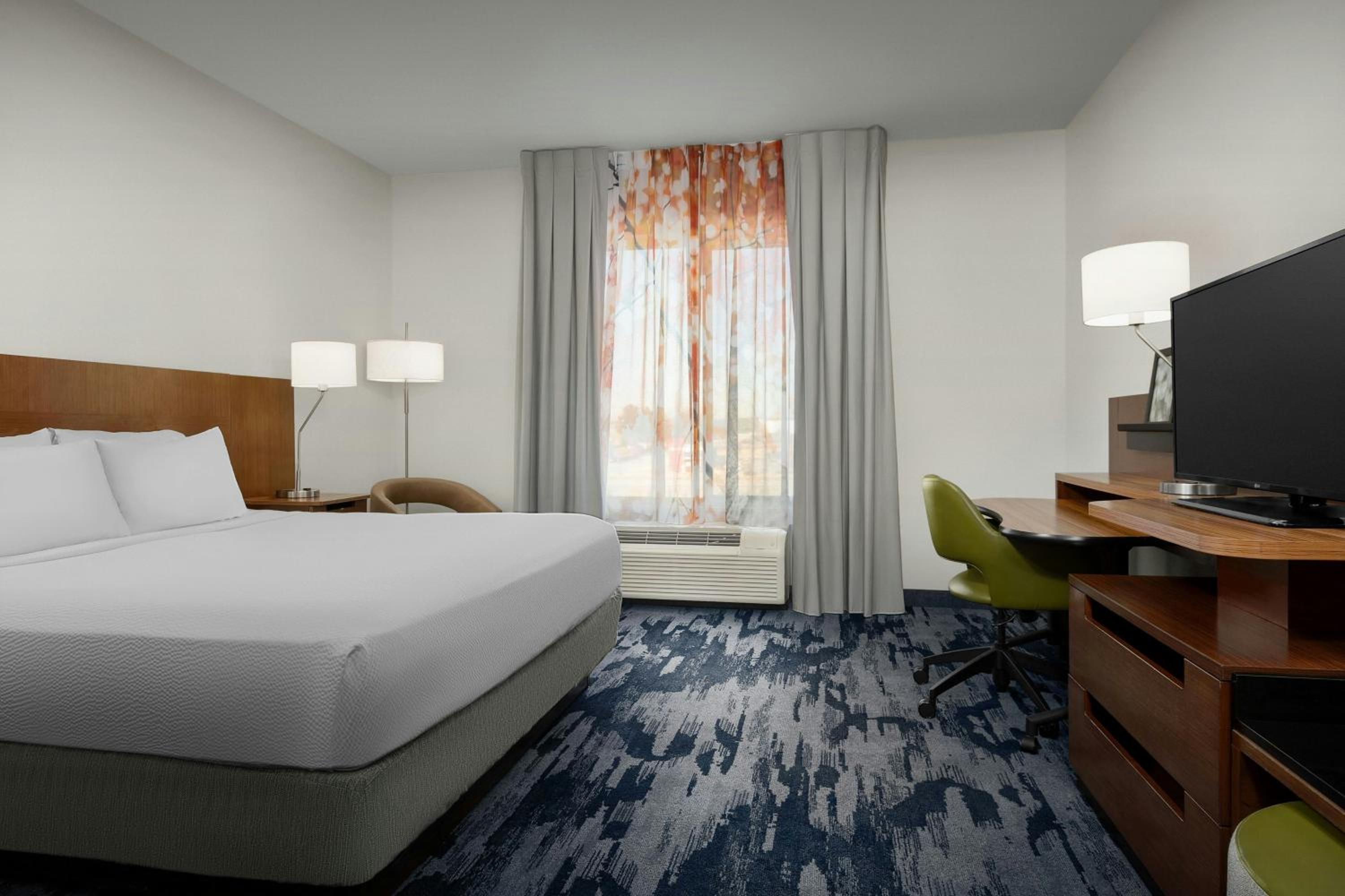 King Room with Bathtub - Mobility Access/Hearing Accessible photo 2