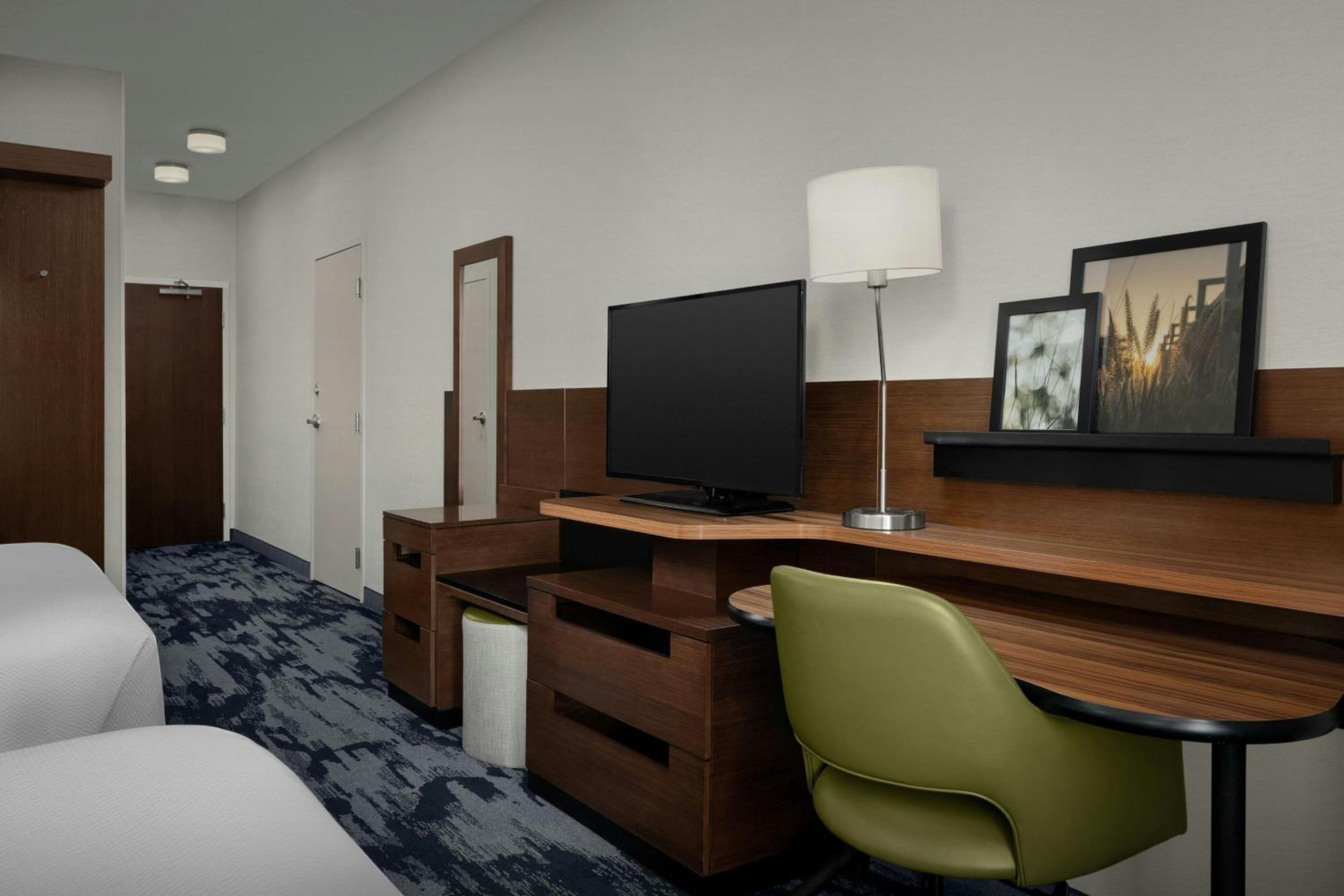 Queen Room with Two Queen Beds and Bathtub - Mobility Access/Hearing Accessible photo 3