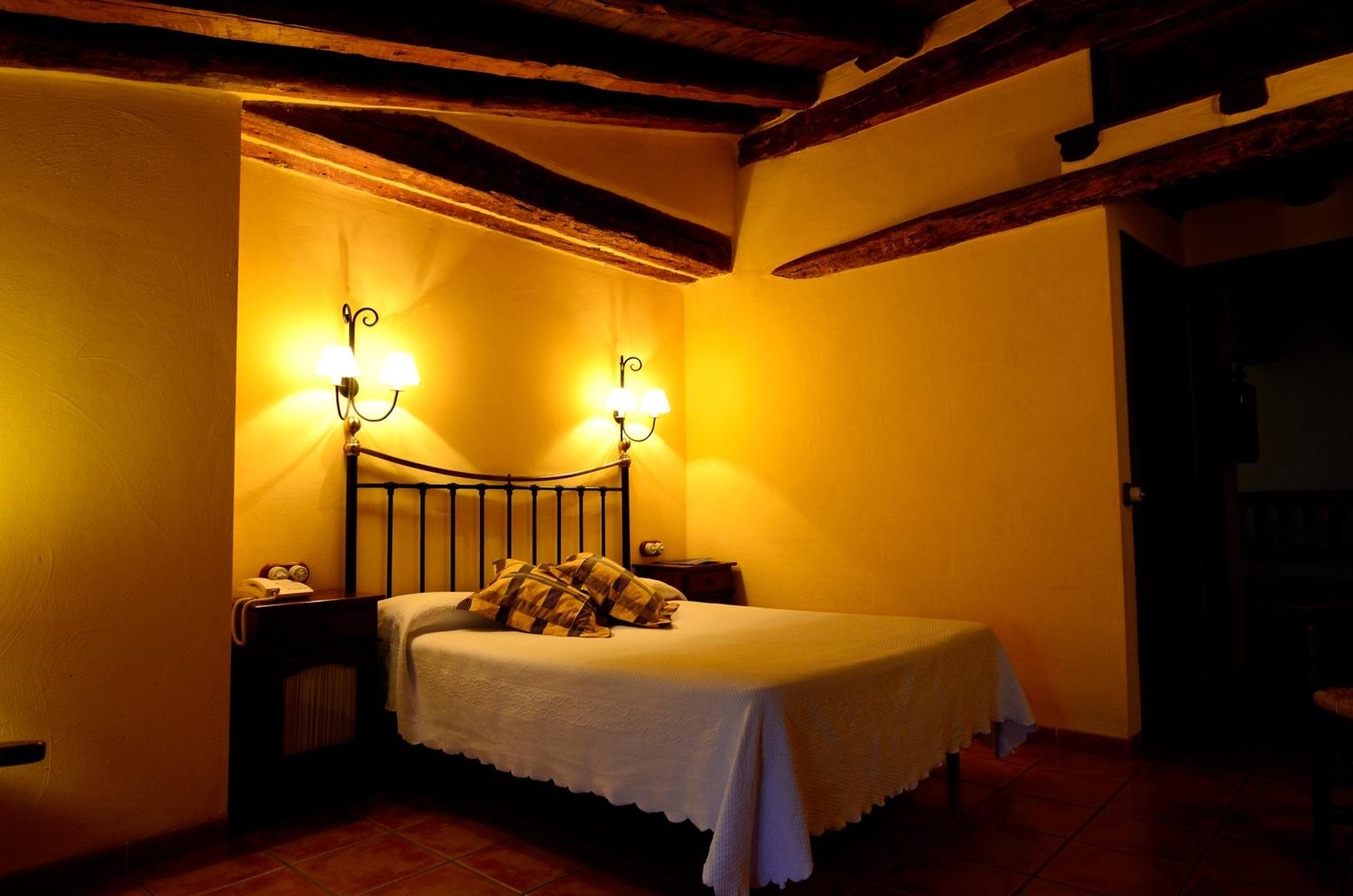 Double or Twin Room - Photo 13