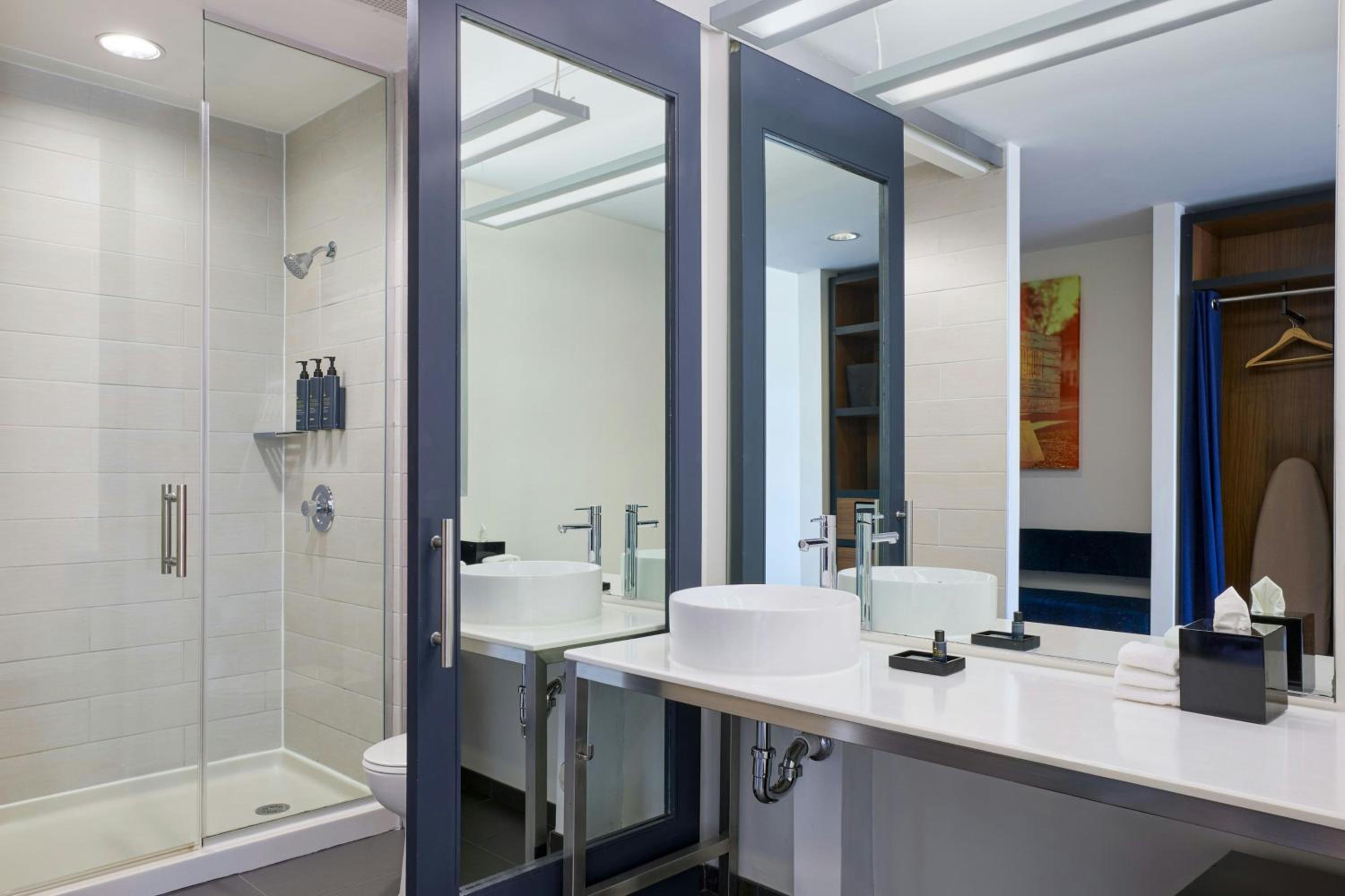 Aloft Deluxe, Larger Guest room, 1 King