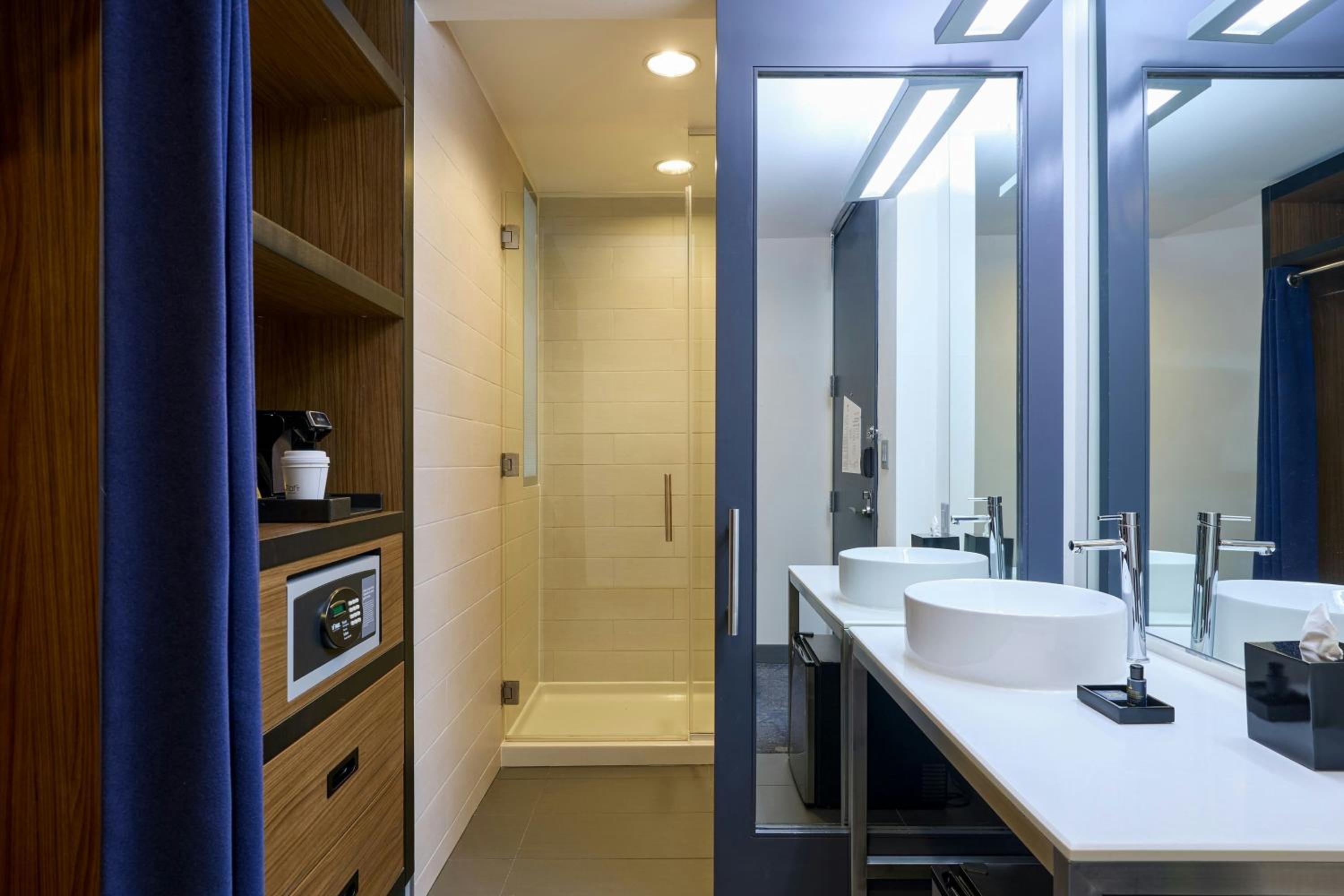 Savvy, Larger Guest room, 2 Queen