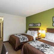 Queen Room with Two Queen Beds - Non-Smoking photo 3