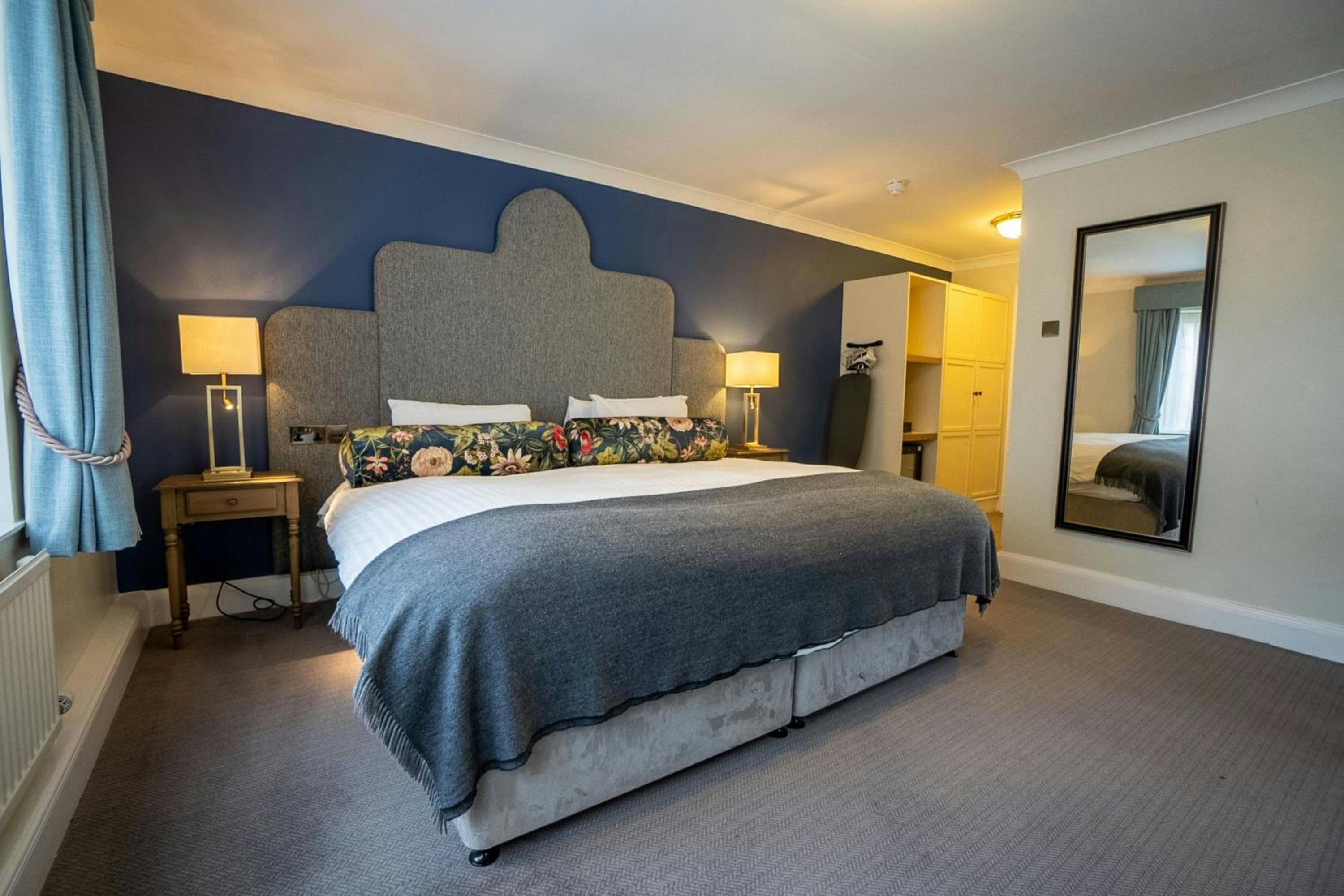 Superior King Room with Courtyard View