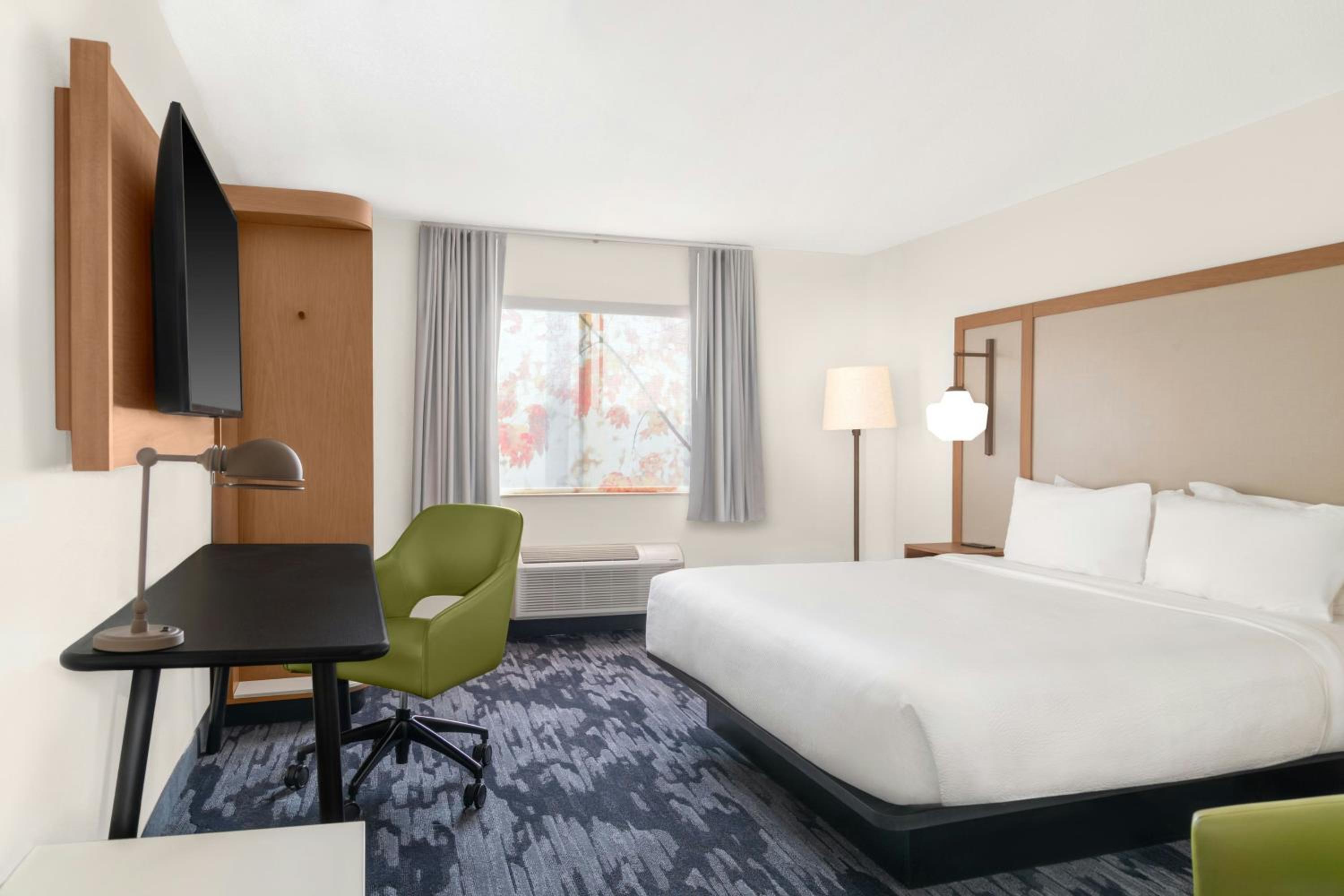 King Room with Adapted Tub - Mobility and Hearing Accessible photo 1