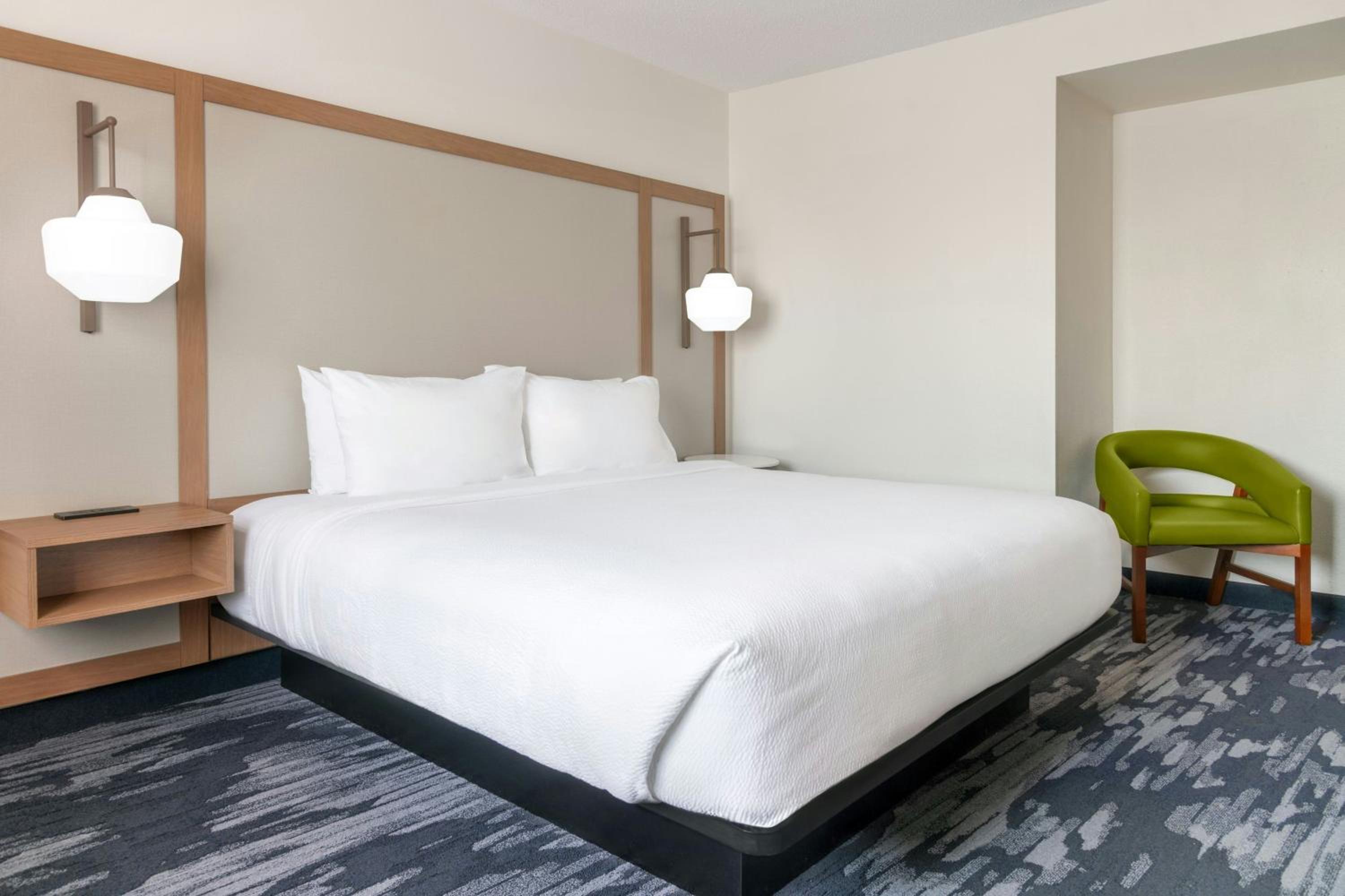 King Room with Adapted Tub - Mobility and Hearing Accessible photo 2
