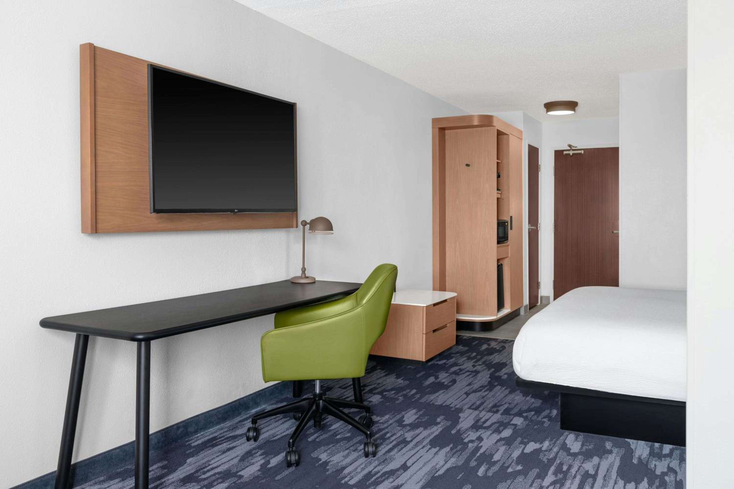 King Room with Adapted Tub - Mobility and Hearing Accessible photo 3