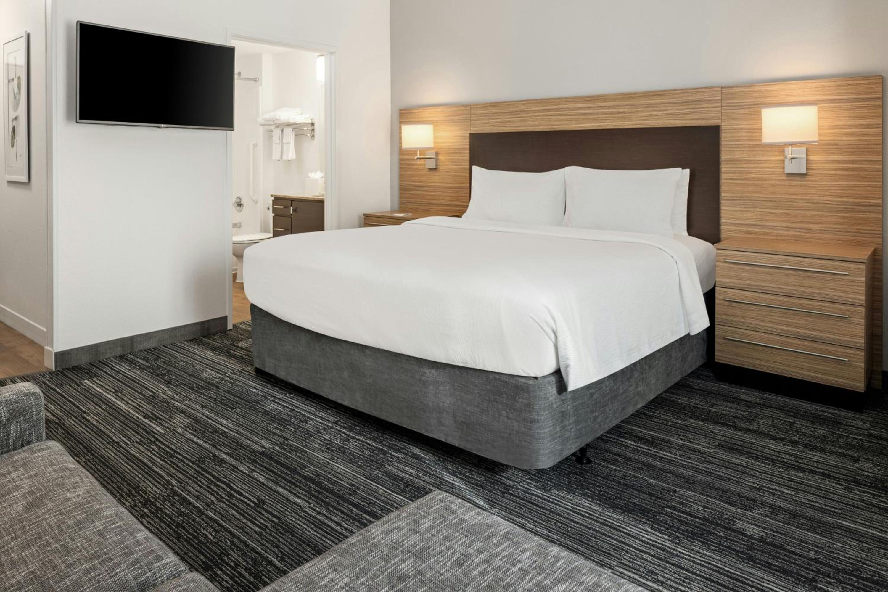 King Studio with Sofa Bed and Adapted Tub - Mobility Accessible photo 3