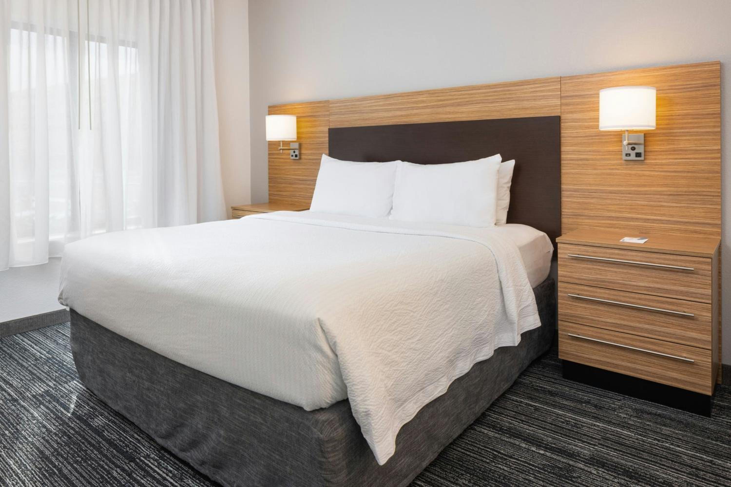 One-Bedroom King Suite with Sofa Bed and Adapted Tub - Mobility Accessible photo 3