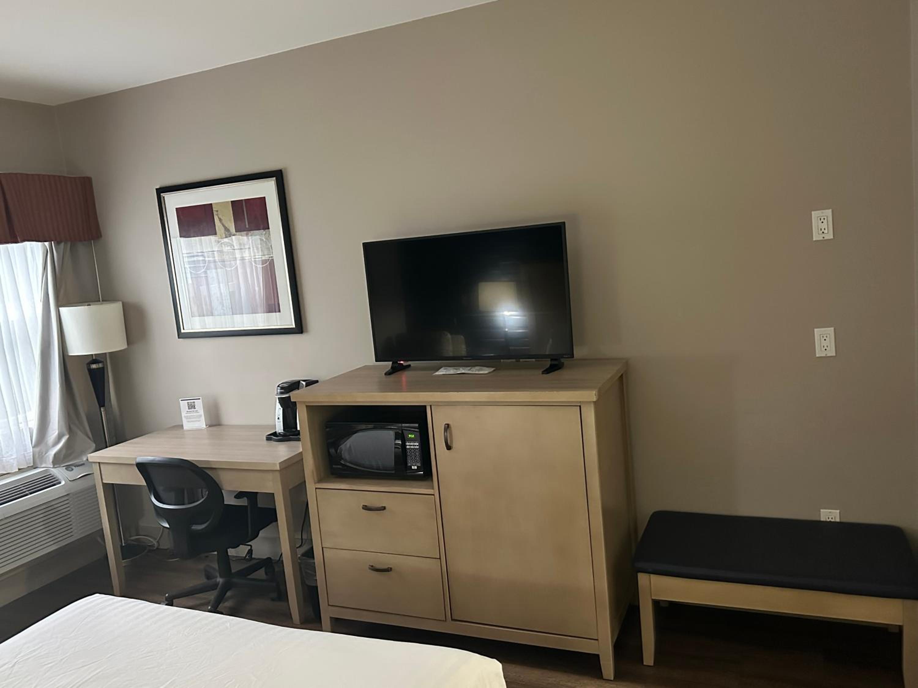 Queen Room with Roll-In Shower - Mobility Accessible/Non-Smoking photo 1