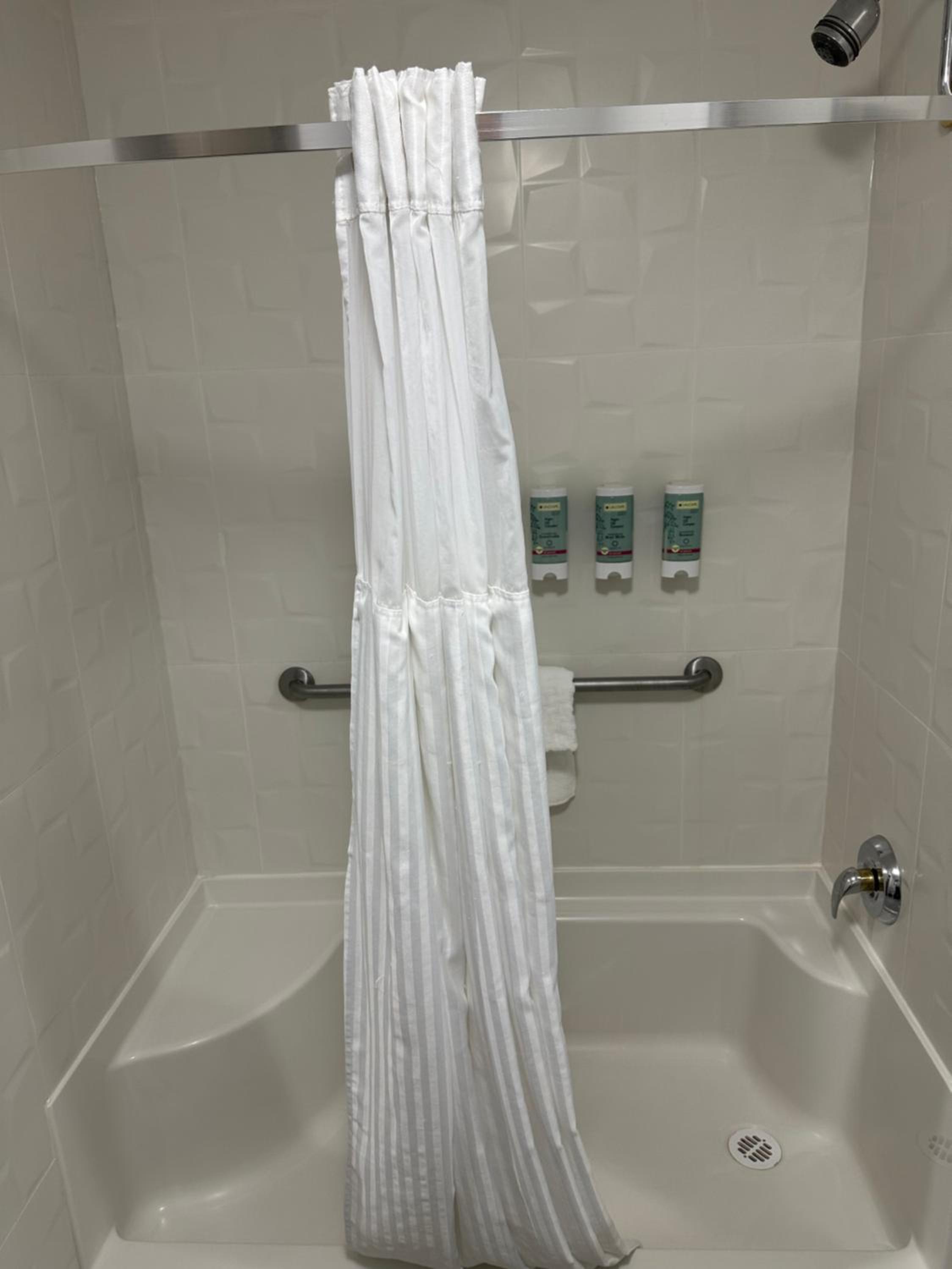 Queen Room with Roll-In Shower - Mobility Accessible/Non-Smoking photo 3
