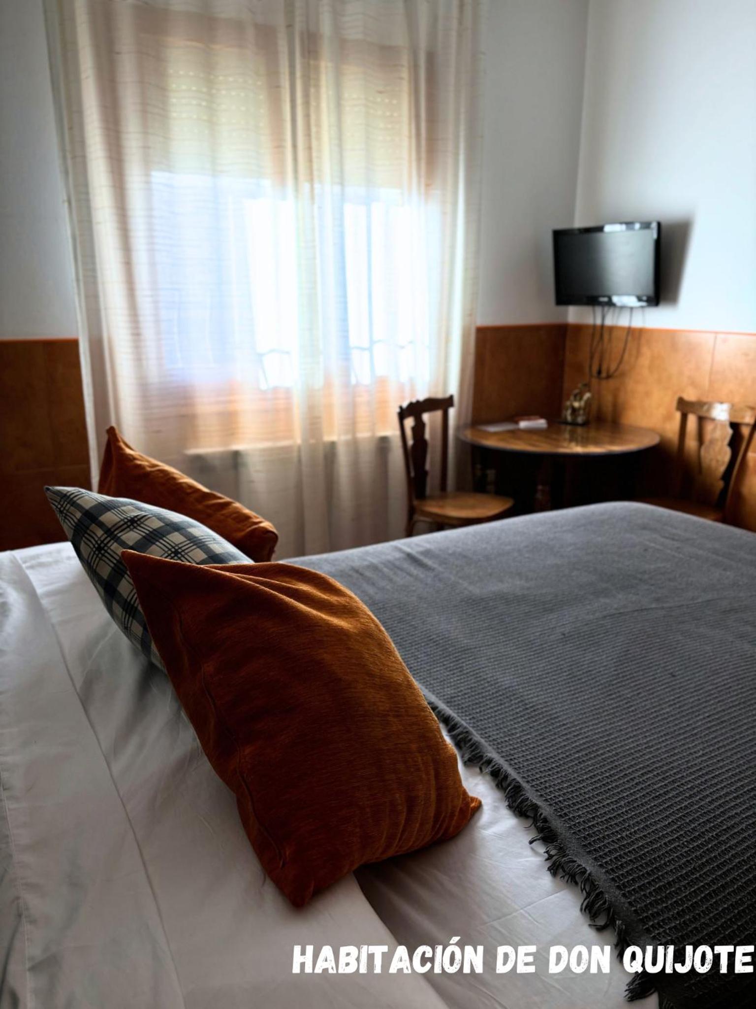 Standard Double Room with Shared Bathroom photo 3