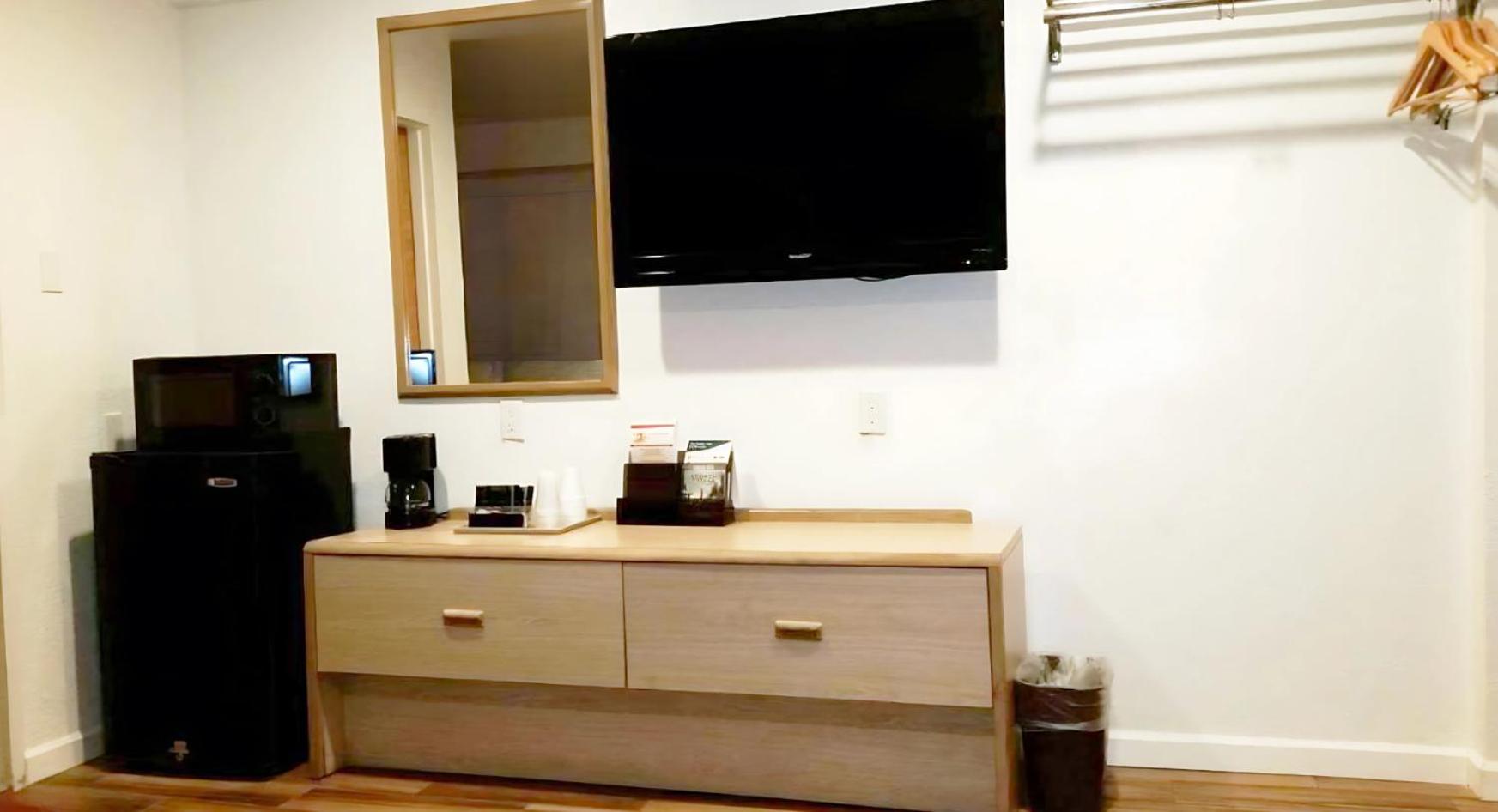 King Room - Accessible/Non-Smoking - Photo 4