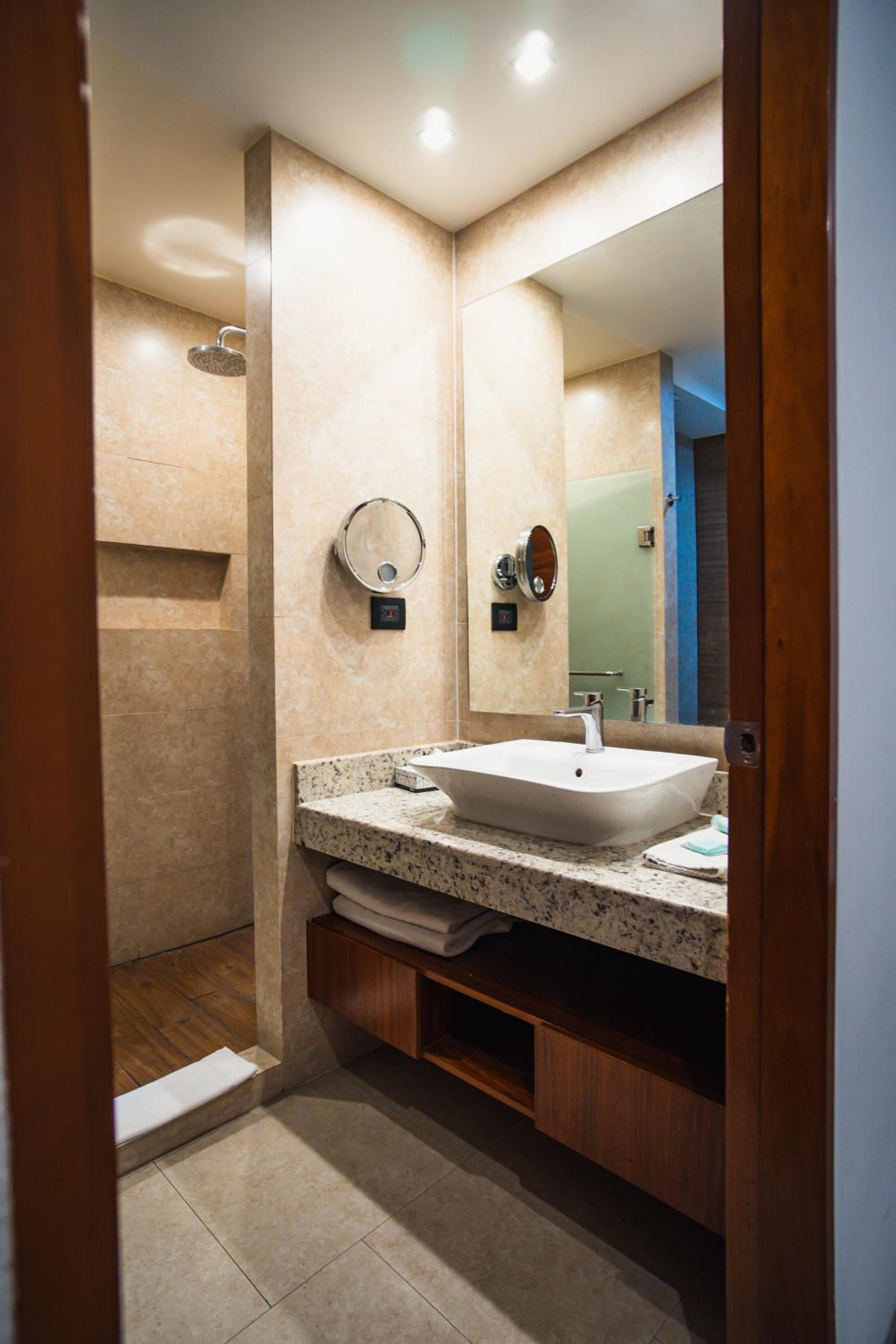 Superior King Suite photo 3
