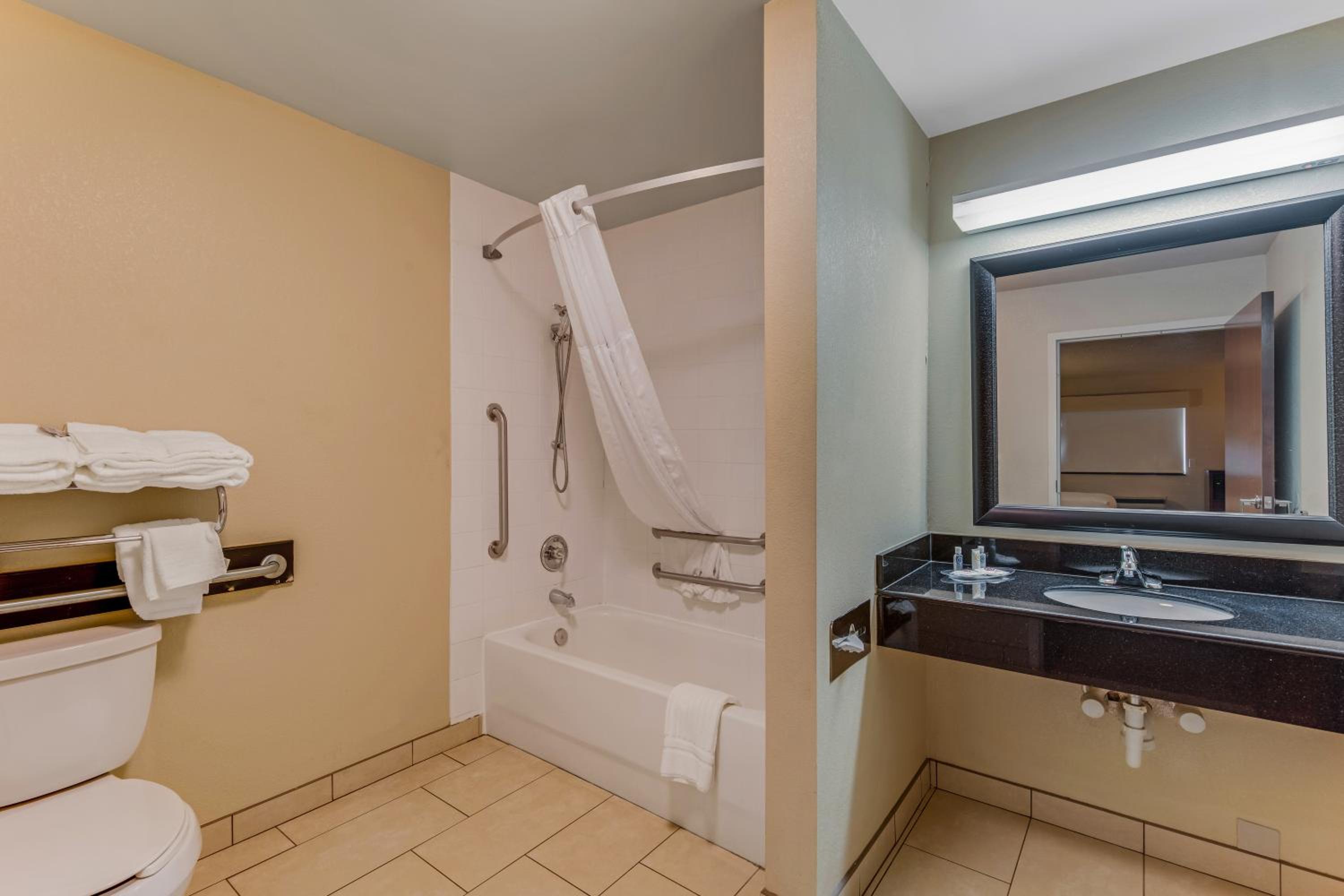 Double Suite with Two Double Beds - Disability Access - Non-Smoking - Photo 4