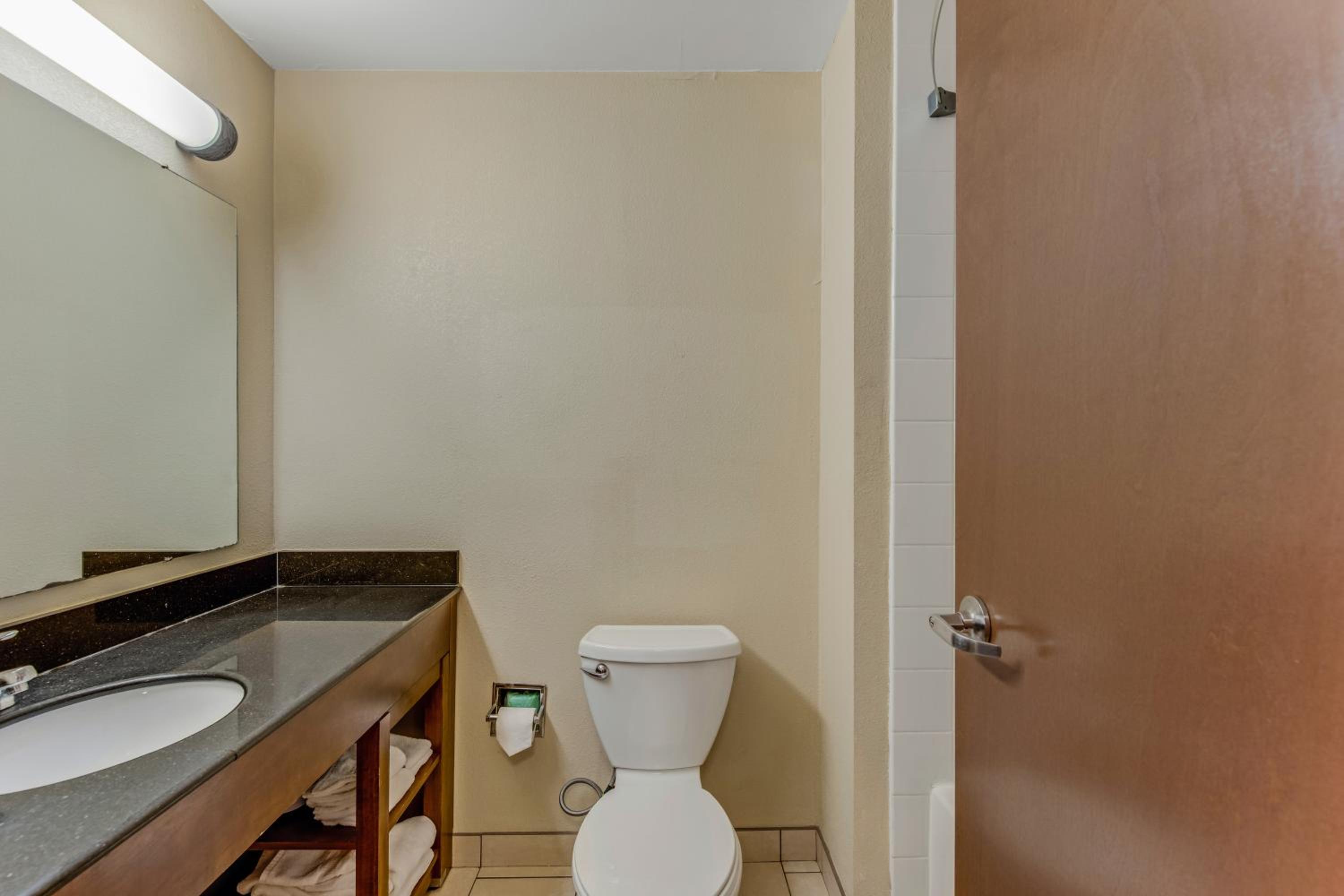 Suite with Two Double Beds - Non-Smoking - Photo 6